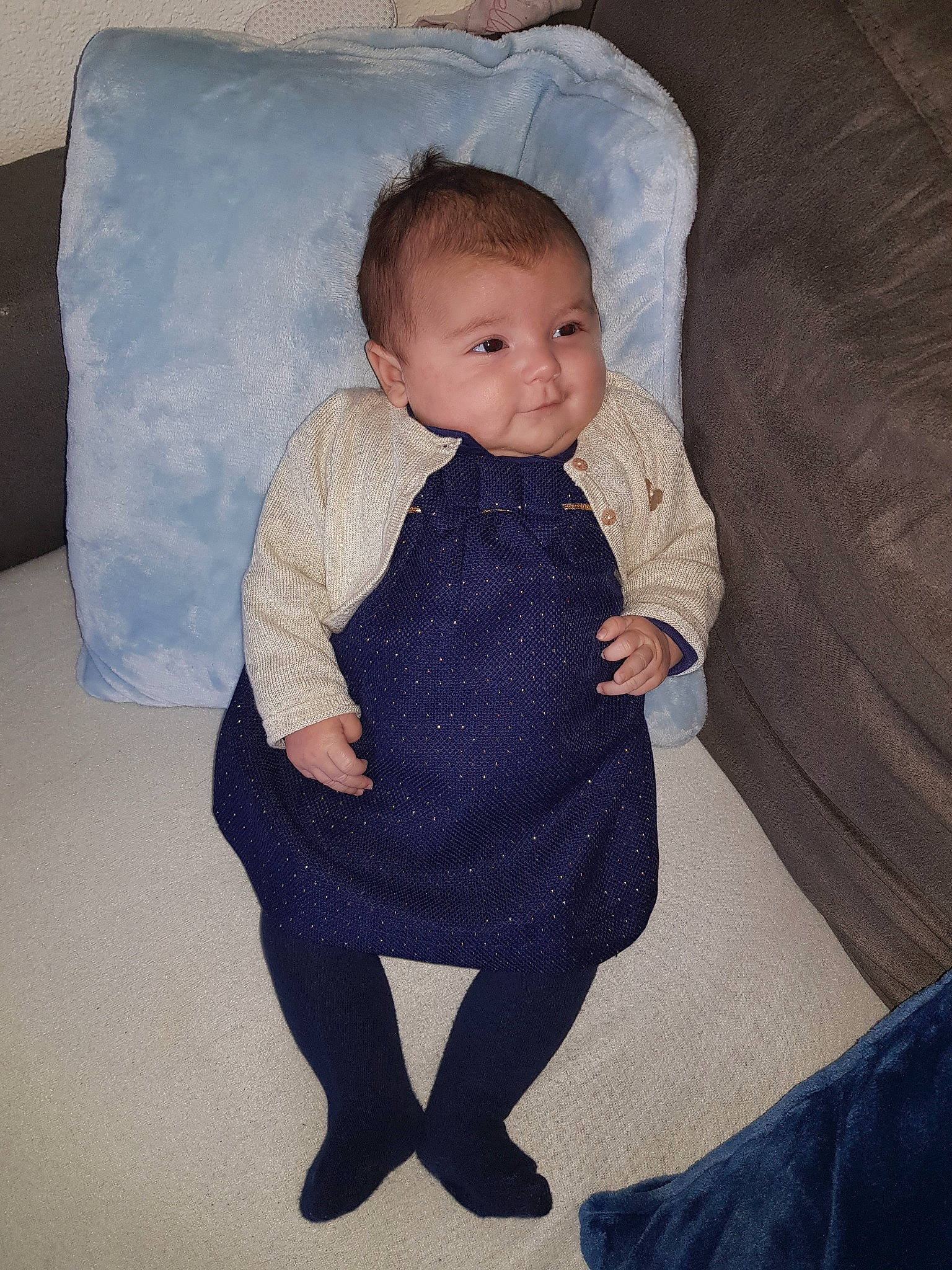 Lina a rejoint le concours — aidez-le/la à gagner de superbes lots ! blue, child, day, eye, fun, girl, human, infant, iris, material, outerwear, pattern, person, product, sitting, skin, smile, standing, textile, toddler