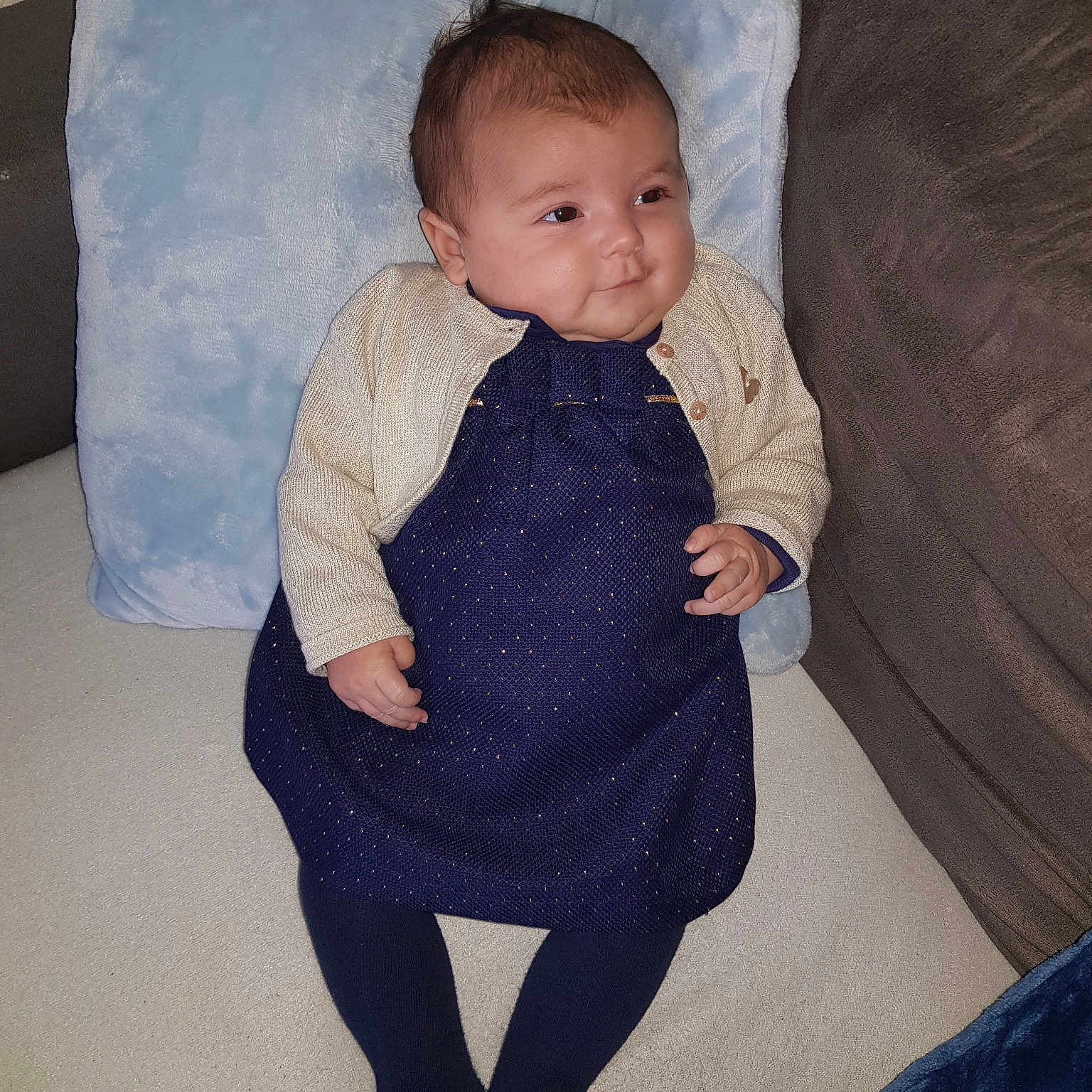 Lina a rejoint le concours — aidez-le/la à gagner de superbes lots ! blue, child, day, eye, fun, girl, human, infant, iris, material, outerwear, pattern, person, product, sitting, skin, smile, standing, textile, toddler