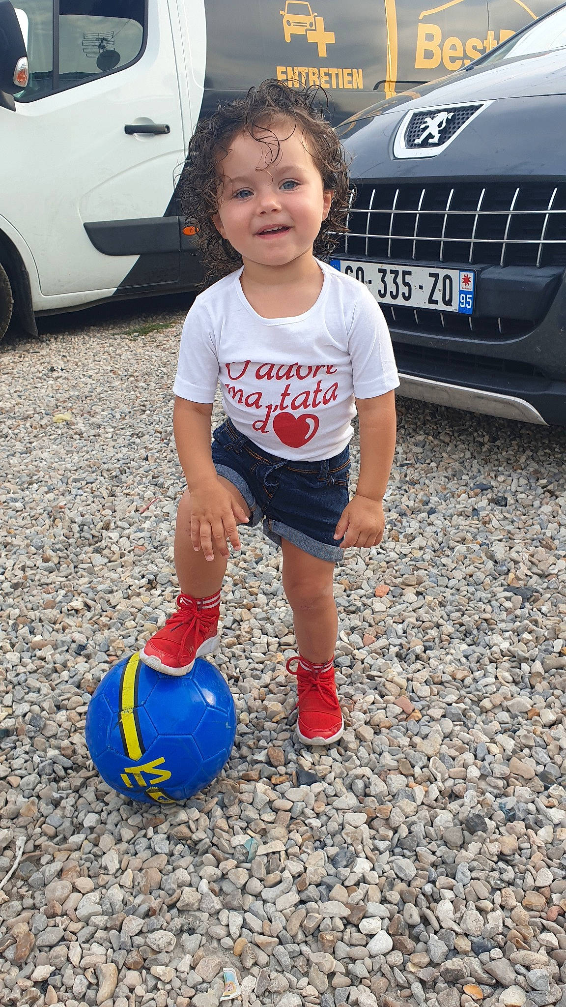 Maëlys participe au concours pour gagner de l'argent avec cette photo : auto_part, automotive_design, ball, car, child, family_car, football, hatchback, joy, luxury_vehicle, person, play, soccer_ball, sport_utility_vehicle, subcompact_car, tire, toddler, vacation, vehicle, vehicle_door