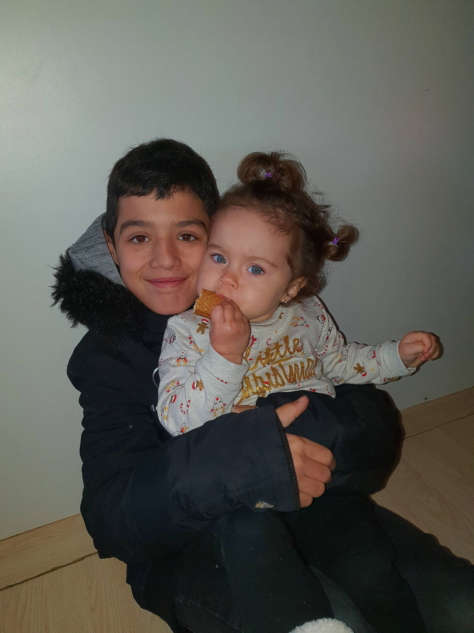 Enzo participe au concours pour gagner de l'argent avec cette photo : baby, child, daughter, family, fun, iris, joy, mother, person, sibling, sitting, skin, standing, toddler, trunk