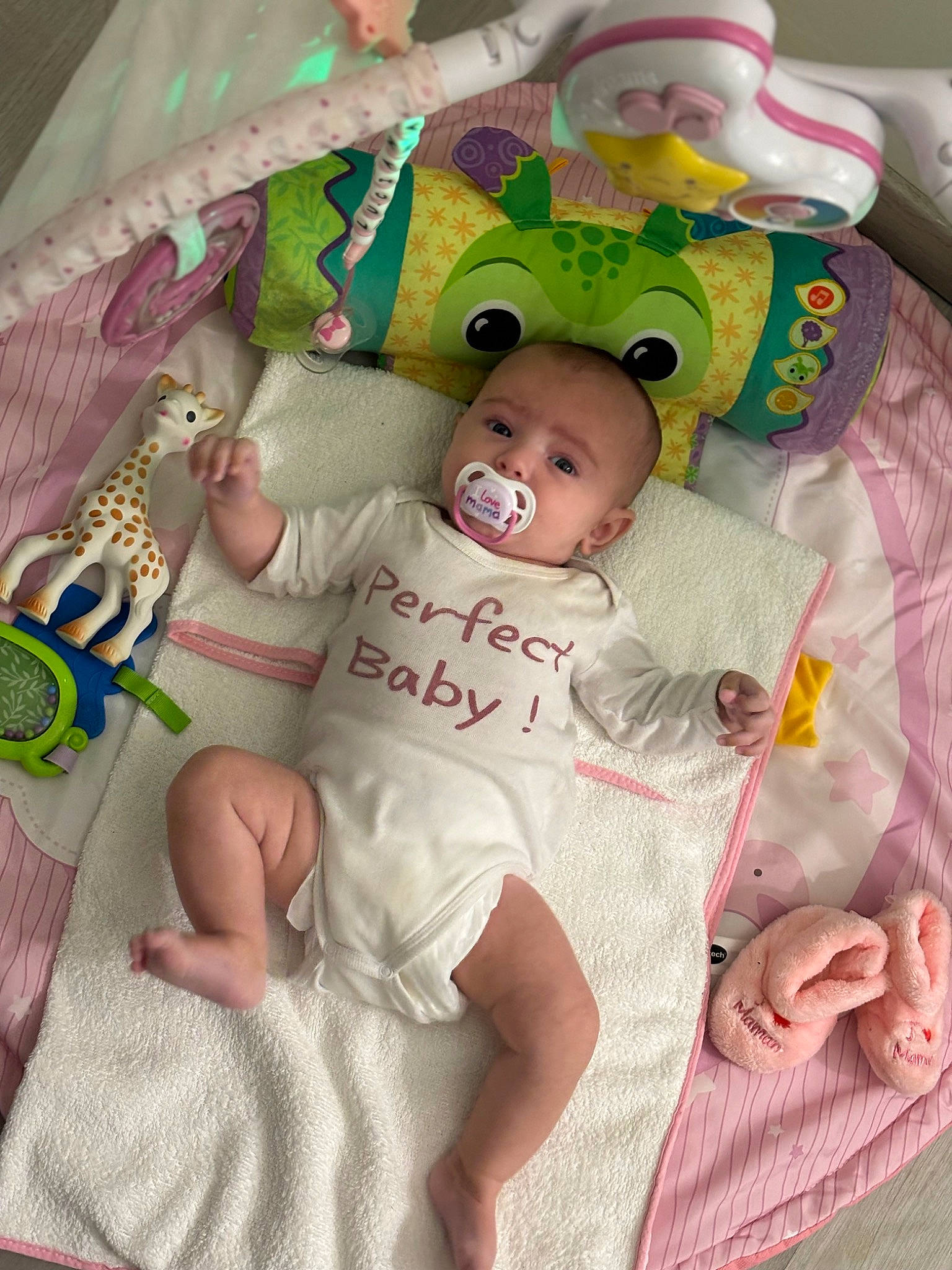 Luciana a rejoint le concours — aidez-le/la à gagner de superbes lots ! baby, baby_products, baby_safety, baby_sleeping, baby_toddler_clothing, baby_toys, bedding, bedtime, cheek, child, comfort, event, happy, infant_bed, linens, pattern, person, pink, room, skin