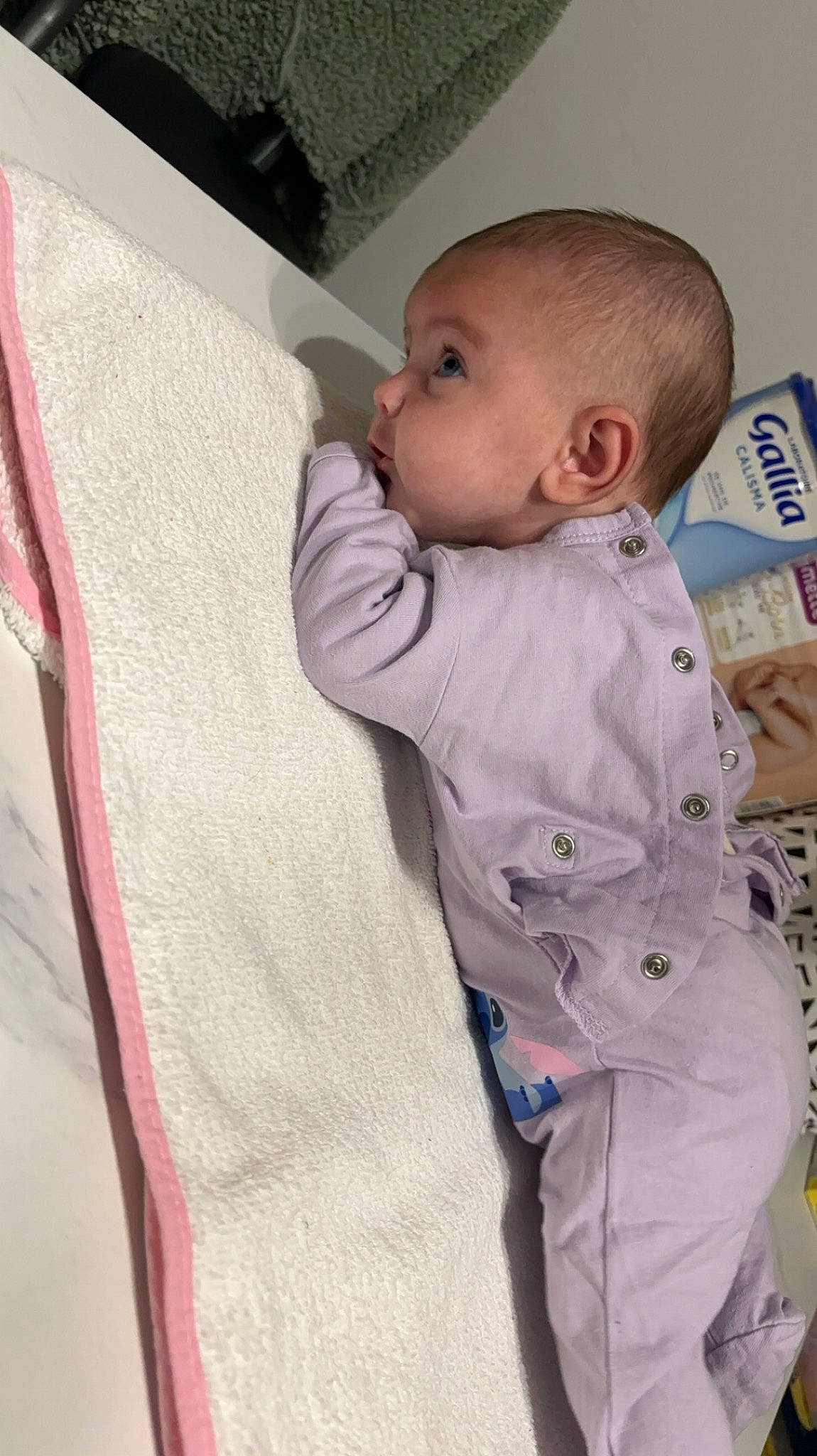 Luciana participe au concours pour gagner de l'argent avec cette photo : baby, baby_products, baby_safety, baby_sleeping, baby_toddler_clothing, bedding, cheek, child, comfort, face, head, linens, pattern, person, room, sitting, skin, sleeve, standing, t_shirt