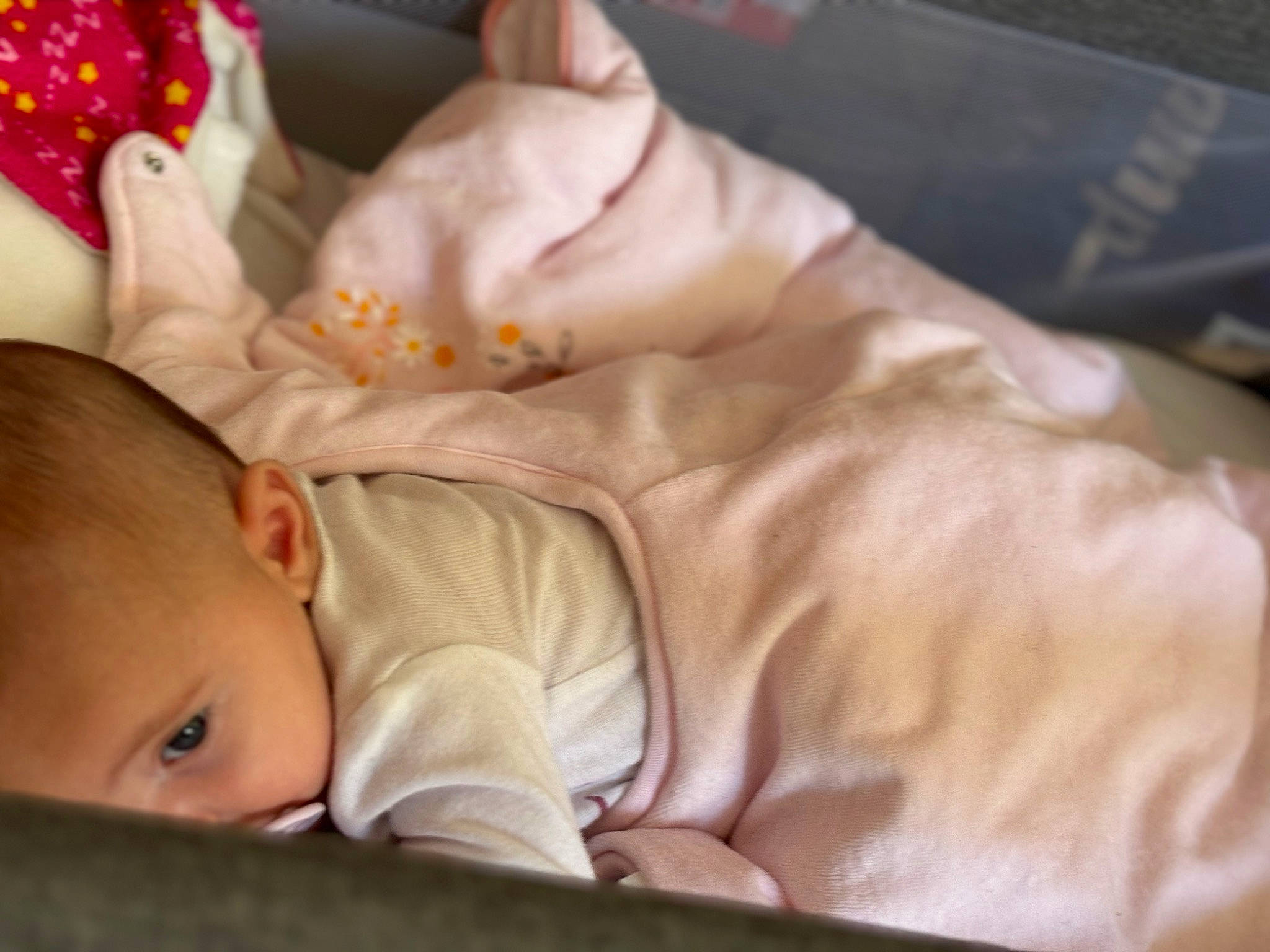 Luciana participe au concours pour gagner de l'argent avec cette photo : baby, baby_products, baby_sleeping, baby_toddler_clothing, bedding, bedtime, blanket, cheek, child, chin, comfort, linens, mouth, nap, nose, person, room, sitting, skin, sleep