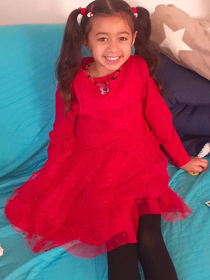 Elisa a rejoint le concours — aidez-le/la à gagner de superbes lots ! day_dress, dress, eye, fashion_design, flooring, formal_wear, fun, happy, human_leg, joy, long_hair, magenta, one_piece_garment, person, pink, red, skin, sleeve, smile, textile