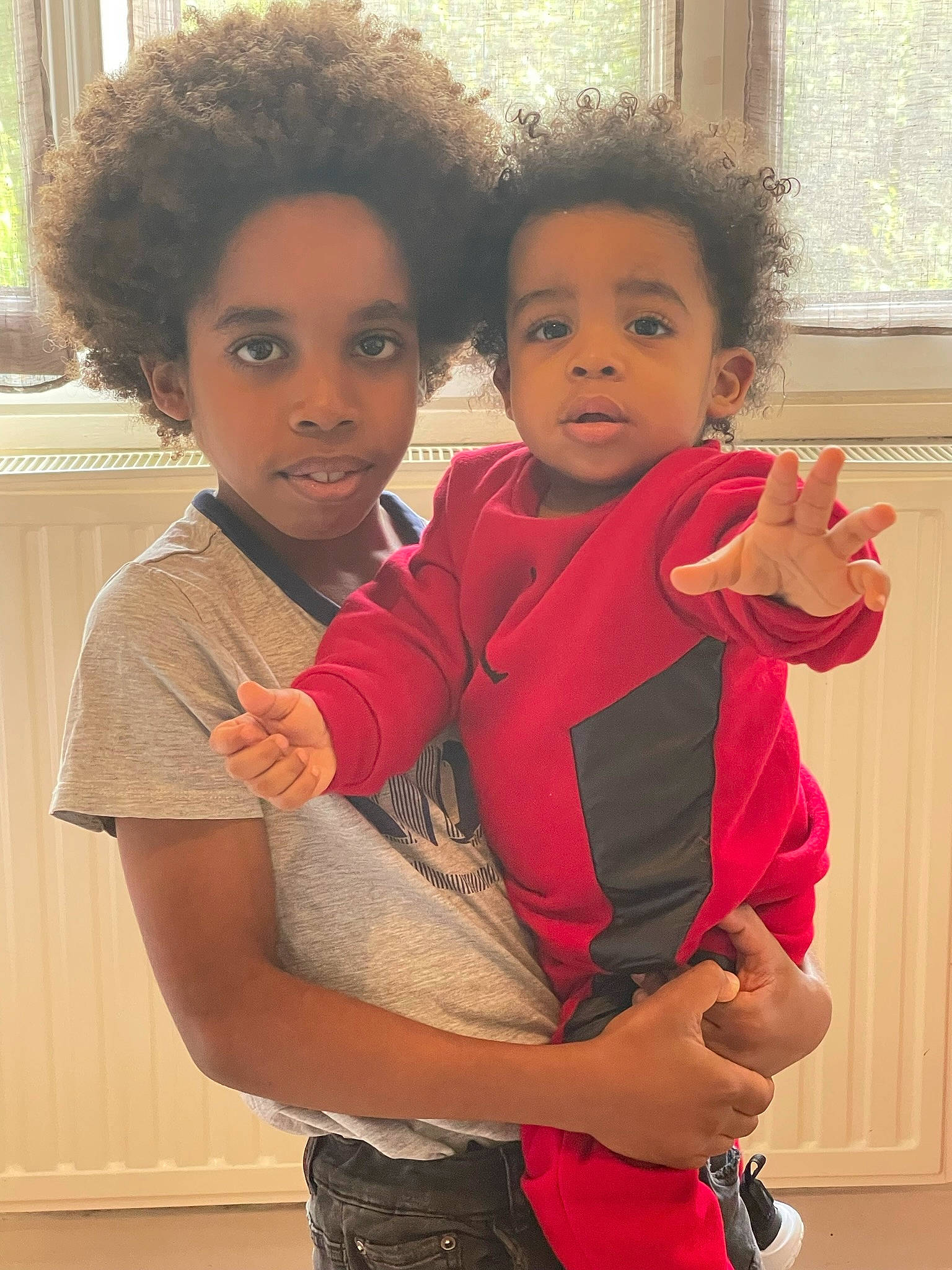 Kaïs a rejoint le concours — aidez-le/la à gagner de superbes lots ! afro, arm, baby_toddler_clothing, cheek, child, chin, elbow, facial_expression, fun, gesture, happy, joint, lip, person, shoulder, skin, sleeve, t_shirt, toddler, trunk