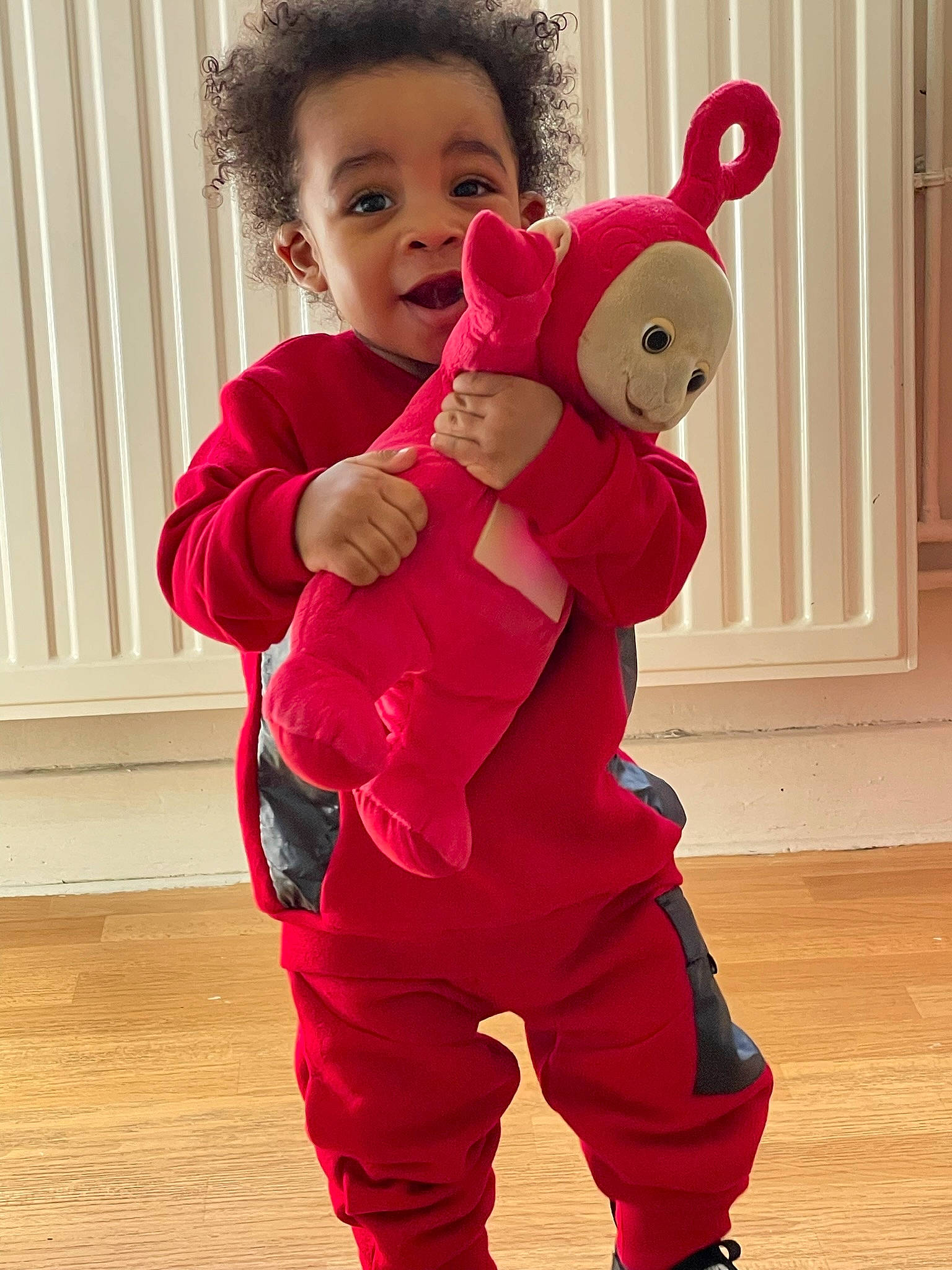 Kaïs a rejoint le concours — aidez-le/la à gagner de superbes lots ! baby, baby_toddler_clothing, carmine, child, event, flooring, fun, fur, gesture, happy, hardwood, head, magenta, pattern, person, pink, red, sleeve, thumb, toddler
