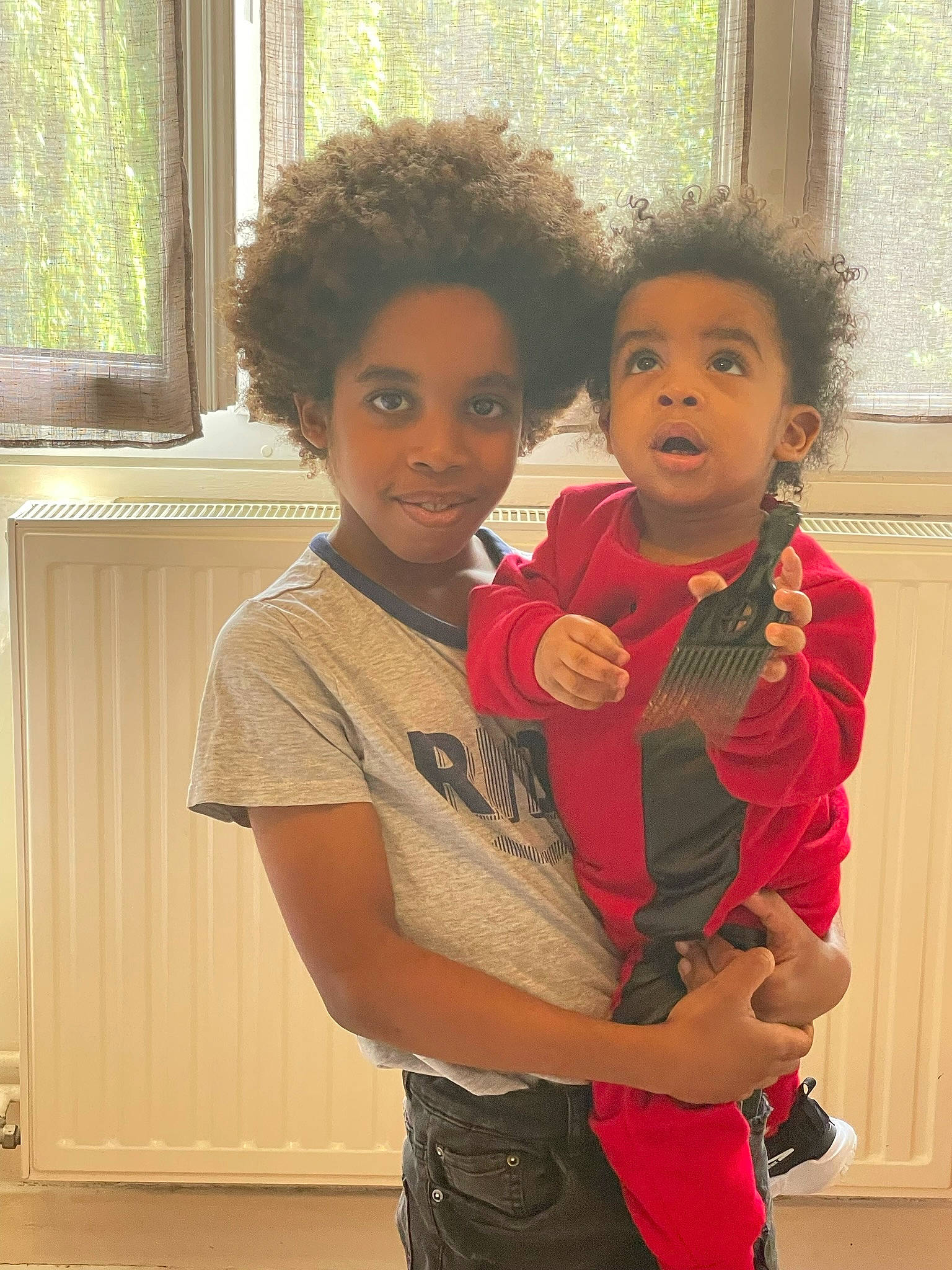 Kaïs a rejoint le concours — aidez-le/la à gagner de superbes lots ! child, event, eye, facial_expression, friendship, fun, gesture, happy, interaction, joint, joy, leisure, nose, person, shoulder, skin, standing, temple, toddler, trunk