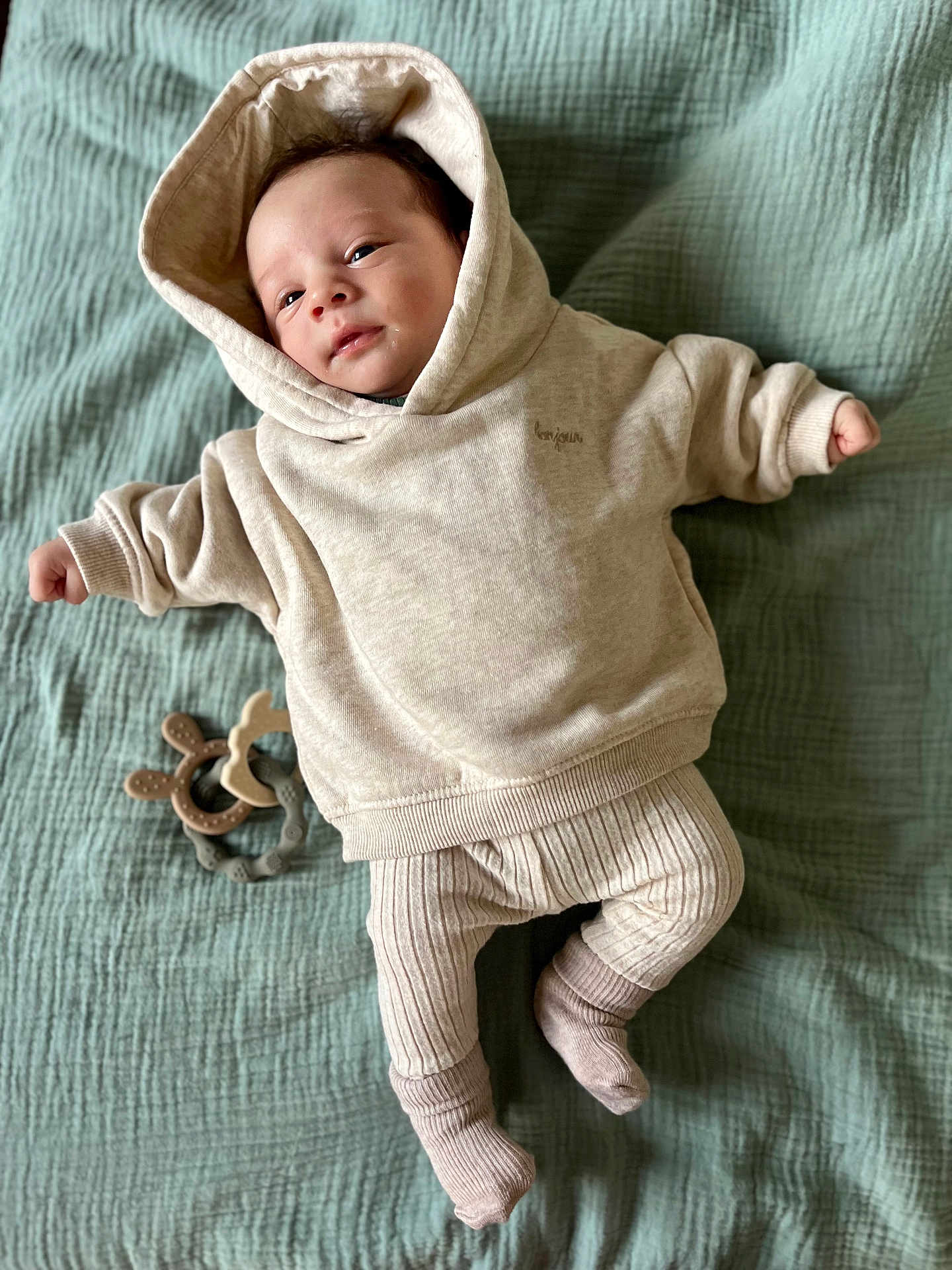 Isaac participe au concours pour gagner de l'argent avec cette photo : baby, blanket, bonnet, clothing, face, happy, hat, head, hood, hoodie, hosiery, knitwear, newborn, person, photography, portrait, smile, sock, sweater, sweatshirt