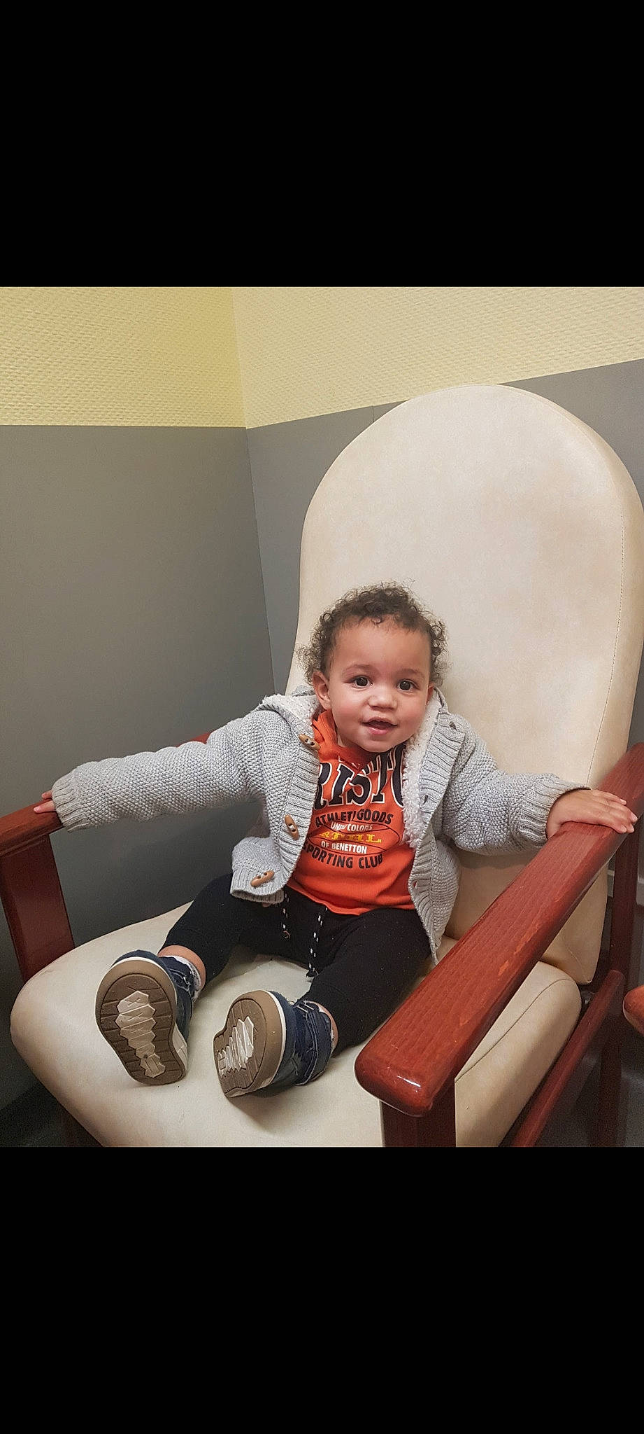 Aaron a rejoint le concours — aidez-le/la à gagner de superbes lots ! baby, baby_toddler_clothing, chair, child, comfort, flash_photography, fun, happy, human_leg, knee, person, portrait_photography, room, sitting, sleeve, smile, sock, thigh, toddler
