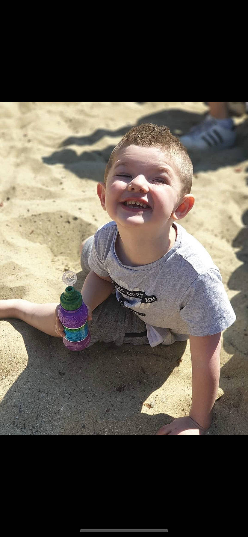Matthias participe au concours pour gagner de l'argent avec cette photo : adaptation, child, cool, fawn, fun, happy, joy, person, play, sand, sitting, smile, summer, toddler, vacation