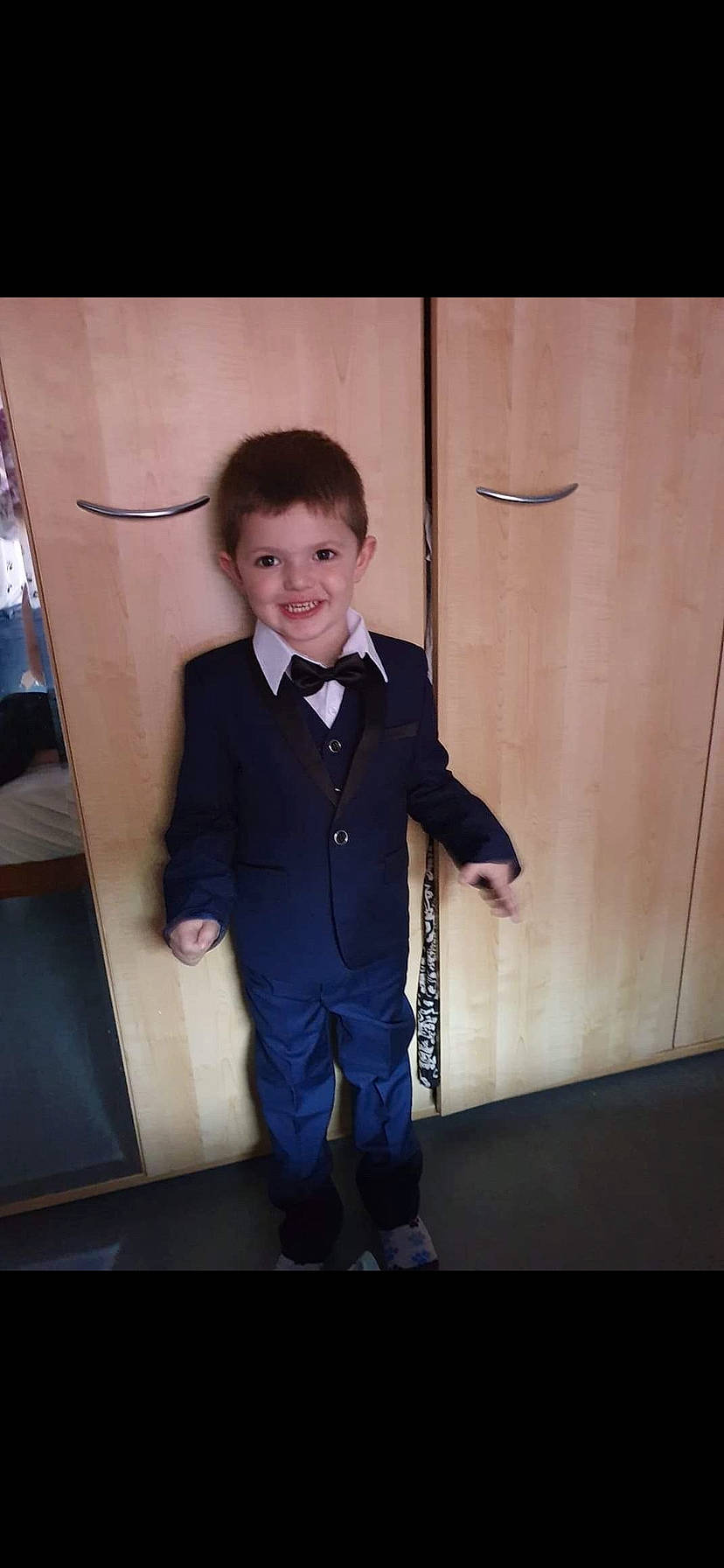 Matthias a rejoint le concours — aidez-le/la à gagner de superbes lots ! child, formal_wear, joy, male, outerwear, person, standing, suit, tie, toddler, tuxedo, uniform