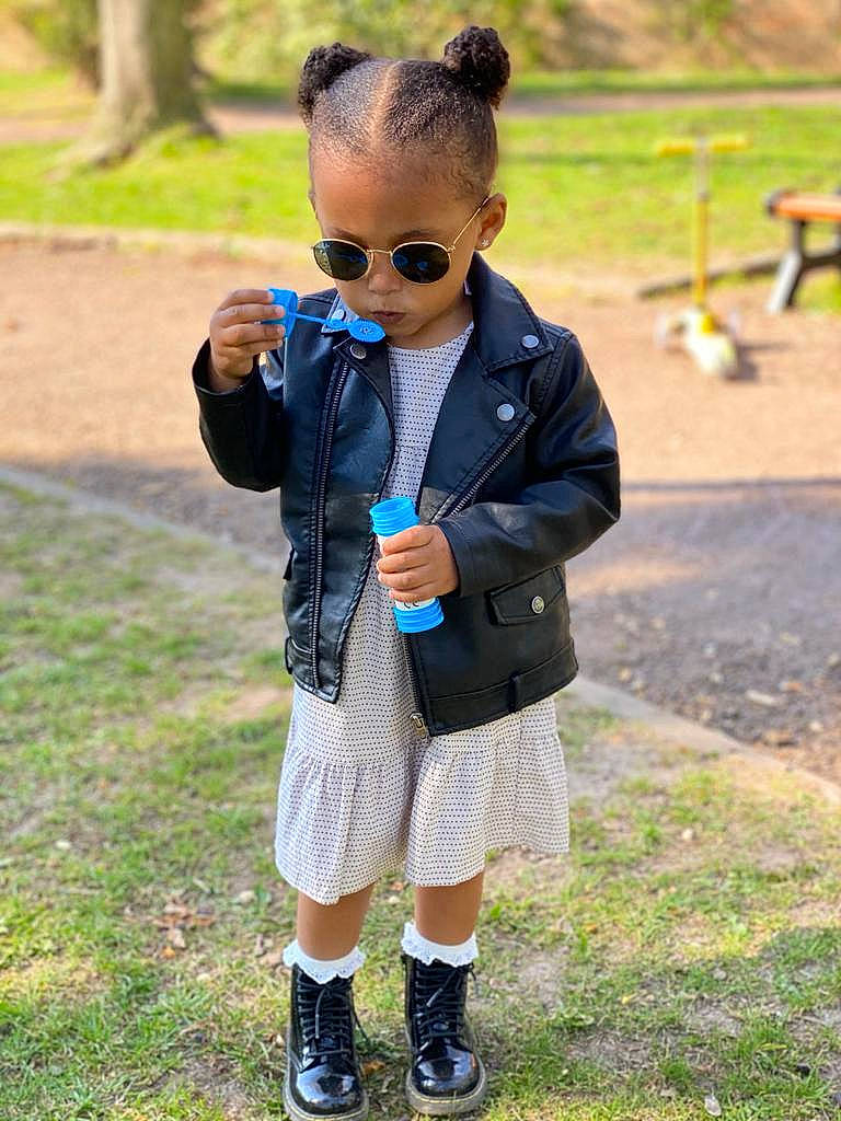 Calie participe au concours pour gagner de l'argent avec cette photo : denim, electric_blue, eyewear, footwear, fun, glasses, goggles, grass, hair, leisure, person, plant, recreation, shorts, sleeve, street_fashion, summer, sunglasses, toddler, tree