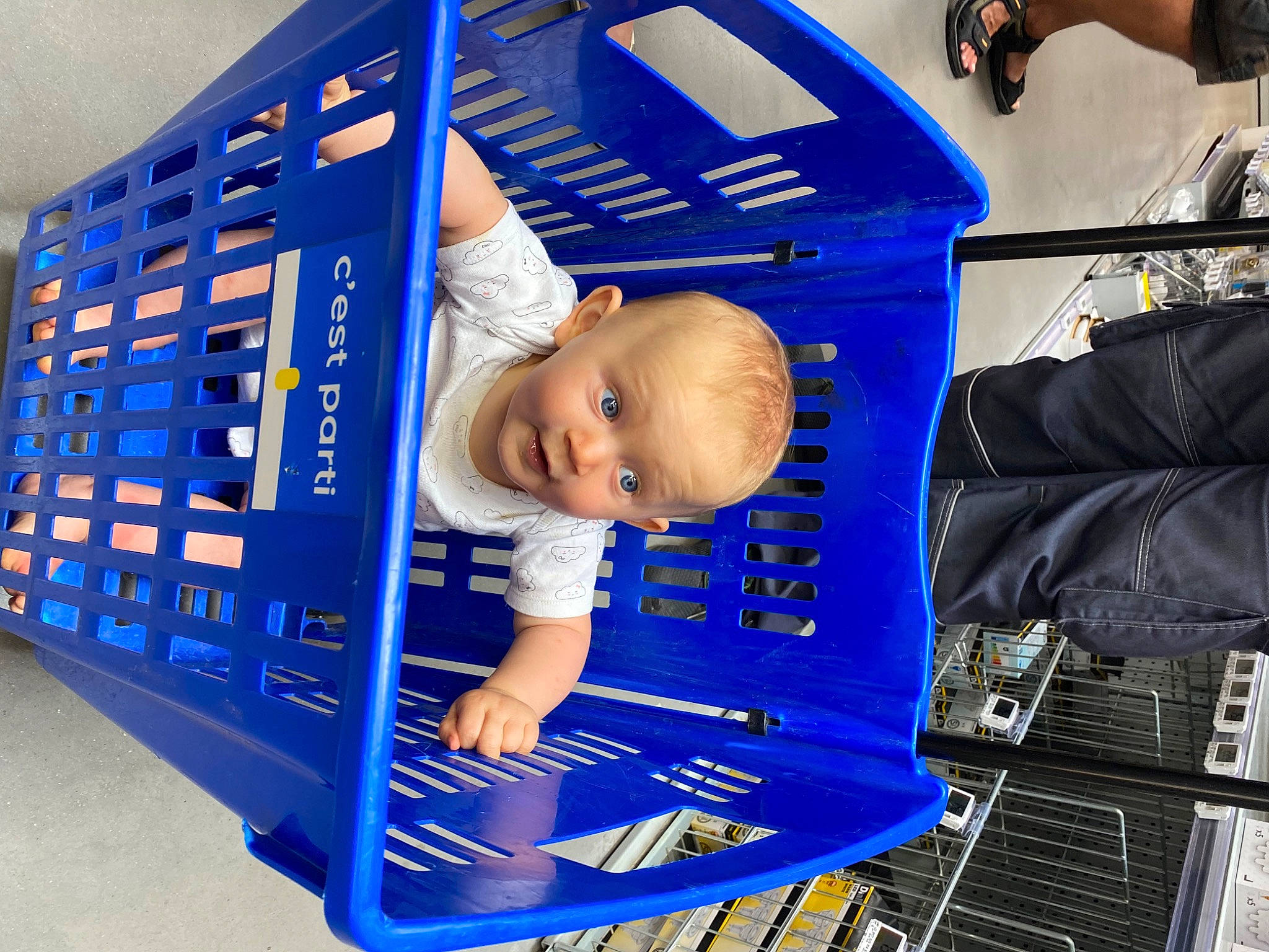 Shelsea participe au concours pour gagner de l'argent avec cette photo : child, electronic_device, person, product, surprise, technology