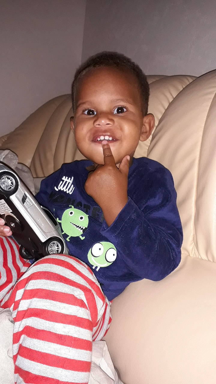 Weyne a rejoint le concours — aidez-le/la à gagner de superbes lots ! baby, baby_carriage, baby_products, baby_toddler_clothing, cheek, child, comfort, eyebrow, face, finger, flash_photography, happy, iris, lip, nose, person, sitting, sleeve, smile, t_shirt