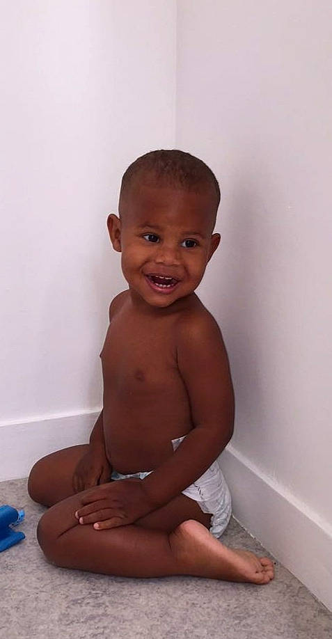 Weyne a rejoint le concours — aidez-le/la à gagner de superbes lots ! barechested, cheek, chest, chin, face, finger, human_body, iris, joint, joy, knee, lip, neck, nose, person, shoulder, skin, smile, stomach, thigh