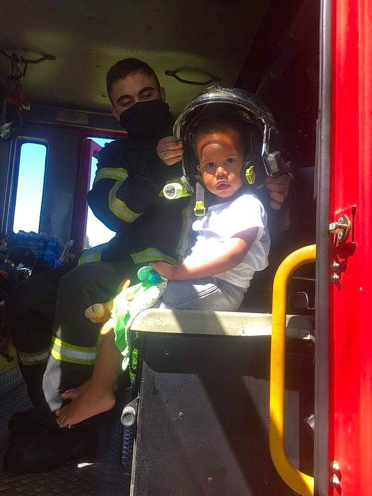 Weyne a rejoint le concours — aidez-le/la à gagner de superbes lots ! auto_part, automotive_design, automotive_exterior, automotive_lighting, event, fun, hat, helmet, mode_of_transport, motor_vehicle, passenger, person, personal_protective_equipment, public_transport, recreation, service, t_shirt, toddler, under_exposed, vehicle