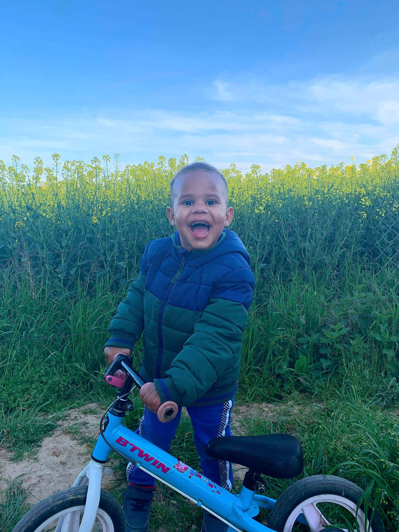 Weyne a rejoint le concours — aidez-le/la à gagner de superbes lots ! automotive_tire, bicycle, bicycle_fork, bicycle_frame, bicycle_handlebar, bicycle_saddle, bicycle_tire, bicycle_wheel, bicycles_equipment_and_supplies, cloud, grass, grassland, motor_vehicle, people_in_nature, person, plant, sky, smile, sports_equipment, tire