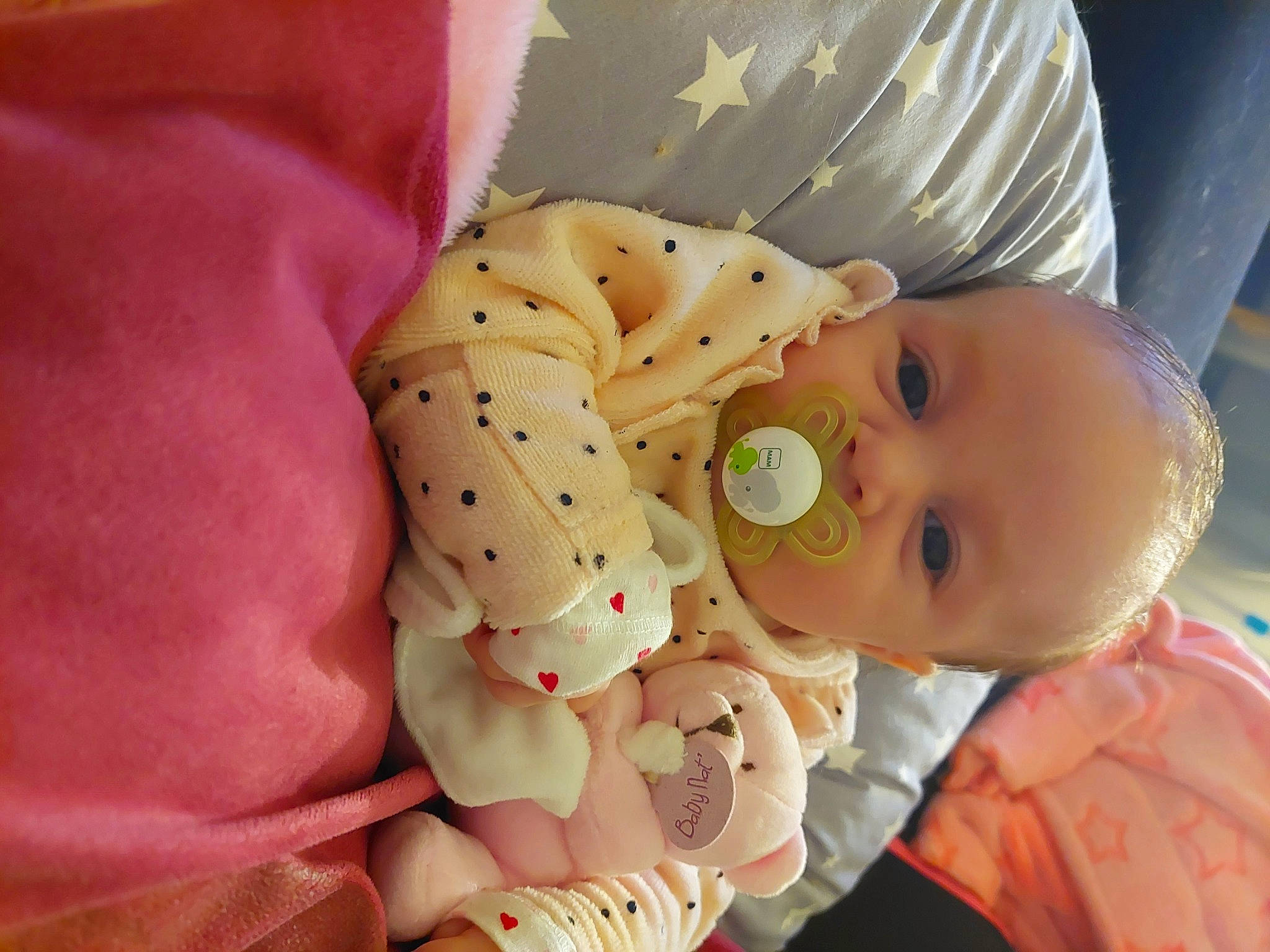 Nelya a rejoint le concours — aidez-le/la à gagner de superbes lots ! baby, baby_products, baby_safety, baby_sleeping, baby_toddler_clothing, baby_toys, cheek, child, comfort, eye, face, happy, head, iris, linens, mouth, nose, person, skin, sleeve