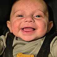 Ezzio participe au concours pour gagner de l'argent avec cette photo : baby, baby_accessory, baby_boy, baby_clothes, black_background, bright_eyes, child, close_up, clothing, cute, cute_expression, face, happiness, indoor, infant, portrait, smiling, soft_lighting, wooden_toy, young