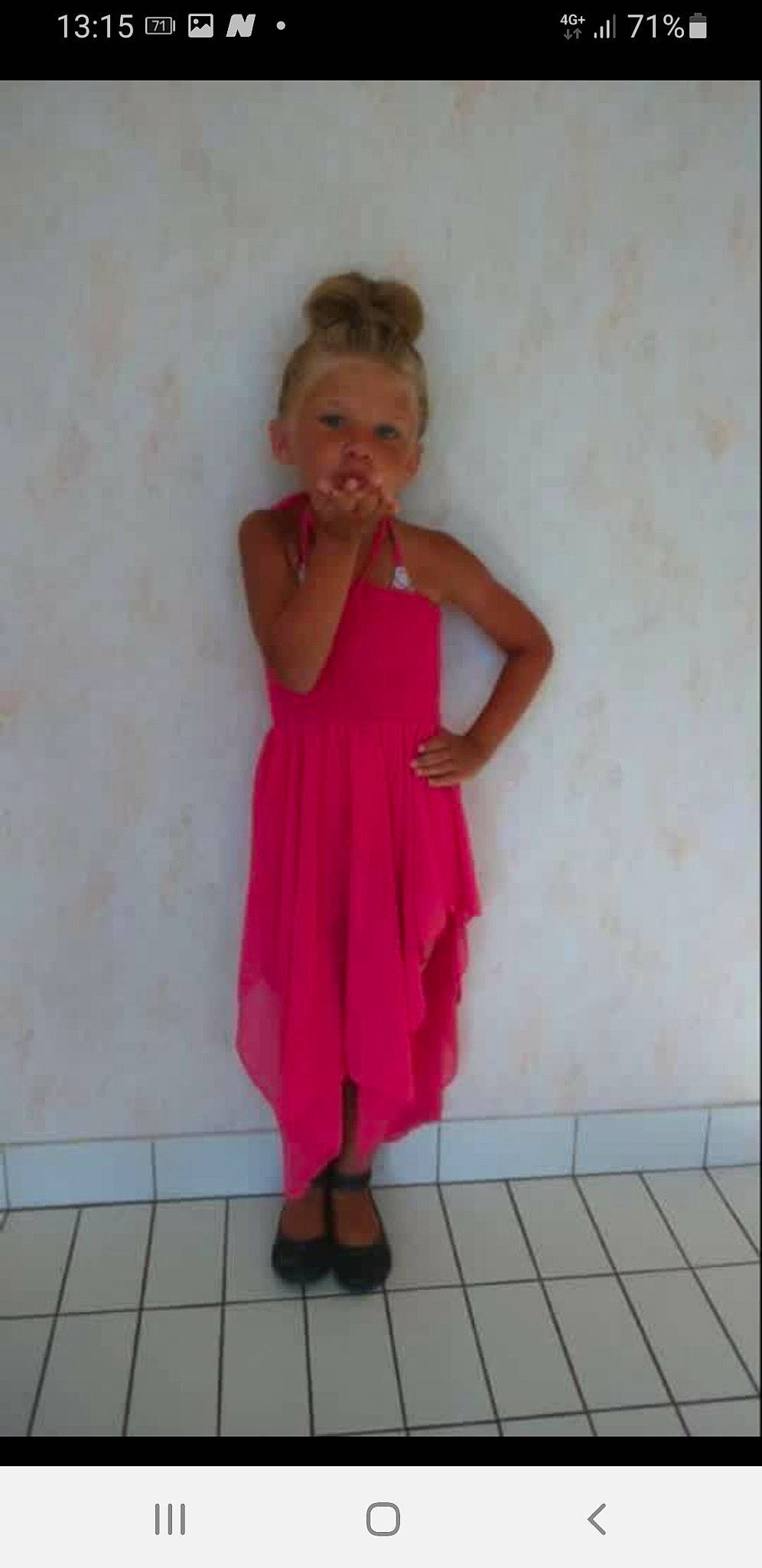 Amely a rejoint le concours — aidez-le/la à gagner de superbes lots ! cocktail_dress, day_dress, dress, elbow, fashion_design, flooring, formal_wear, hair, human_leg, knee, leg, long_hair, magenta, neck, one_piece_garment, pattern, person, sleeve, thigh, trunk