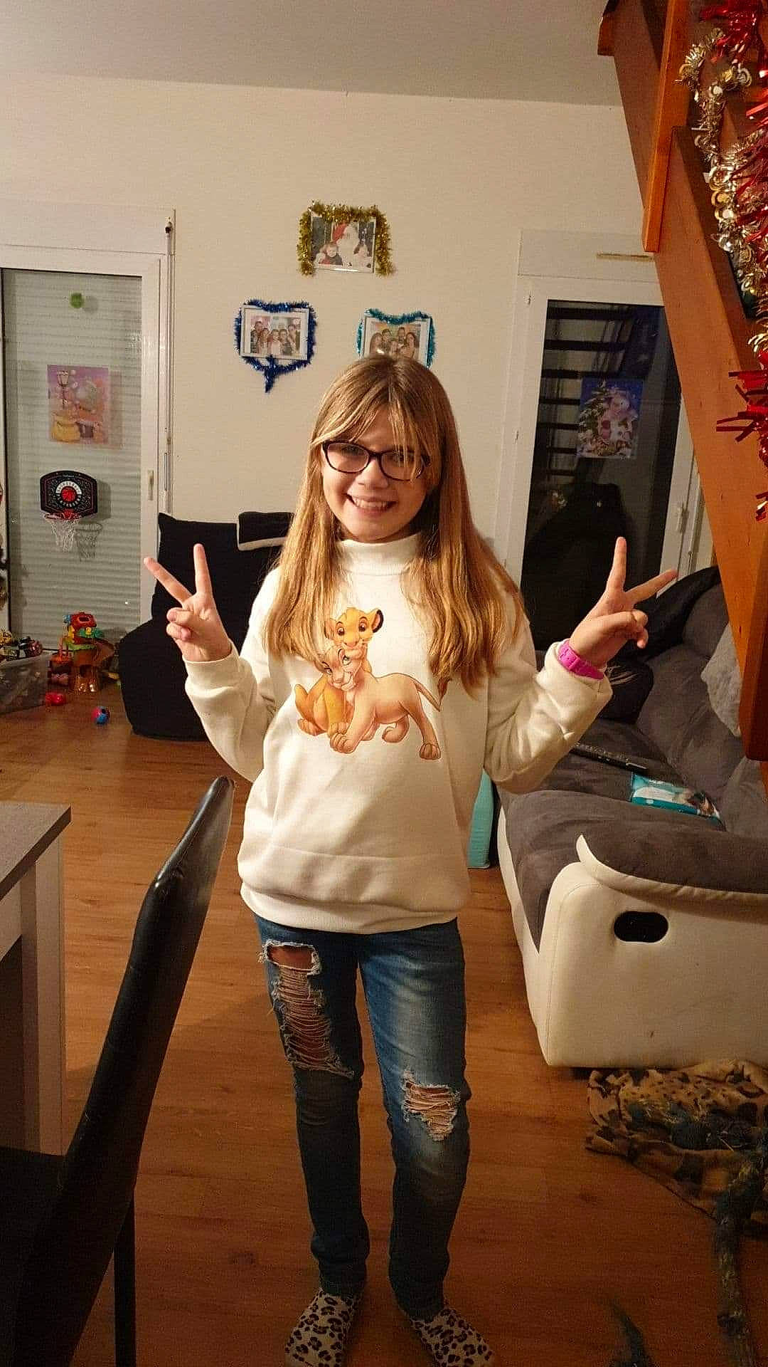 Amely participe au concours pour gagner de l'argent avec cette photo : cool, eyewear, finger, flooring, fun, gesture, hairstyle, happy, jeans, joint, joy, person, picture_frame, shoulder, sleeve, smile, standing, t_shirt, textile, vision_care