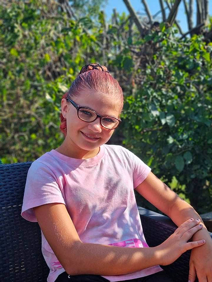 Amely participe au concours pour gagner de l'argent avec cette photo : arm, electric_blue, eyewear, fun, glasses, grass, hand, happy, headband, jewellery, joy, leisure, magenta, people_in_nature, person, recreation, sitting, smile, spring, summer