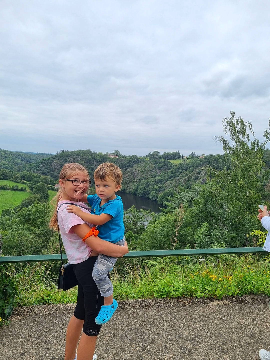 Amely participe au concours pour gagner de l'argent avec cette photo : cloud, fence, fun, gesture, grass, grassland, happy, hill, horizon, joy, landscape, leisure, people_in_nature, person, plant, recreation, road, shorts, sky, toddler