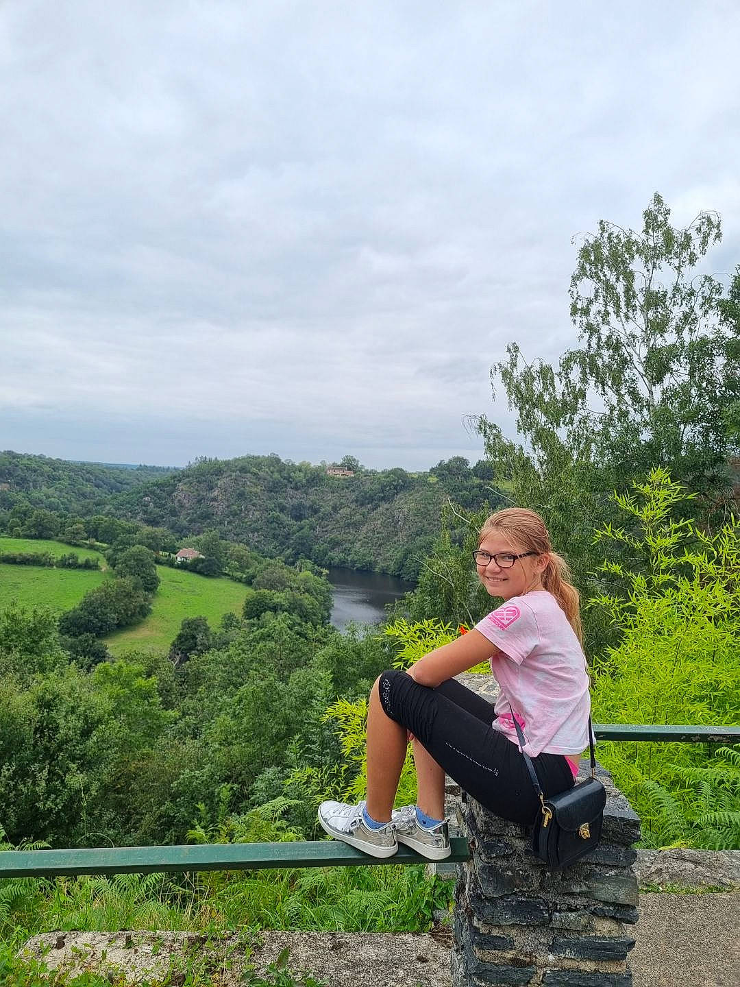 Amely a rejoint le concours — aidez-le/la à gagner de superbes lots ! cloud, fun, grass, grass_family, grassland, happy, human_leg, joy, knee, landscape, leisure, luggage_and_bags, natural_landscape, people_in_nature, person, plant, recreation, shrub, sky, thigh