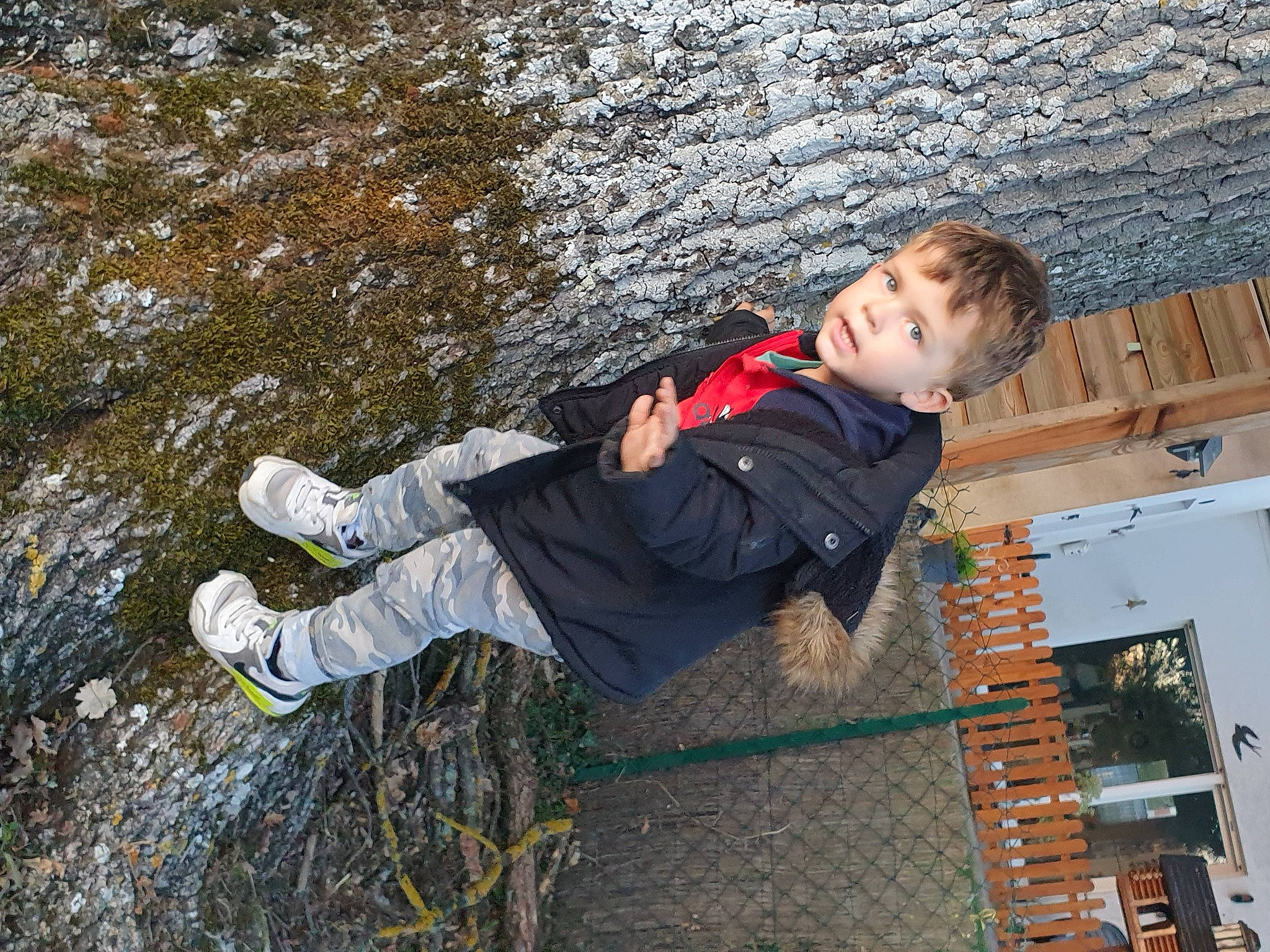 Andy participe au concours pour gagner de l'argent avec cette photo : adventure, child, fun, happy, leisure, people_in_nature, person, play, recreation, rock, sitting, sneakers, soil, toddler, travel, winter