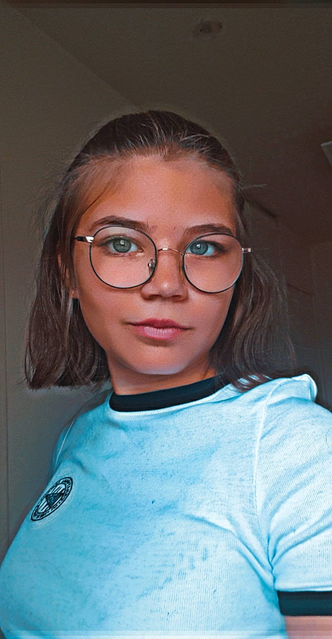 Amély a rejoint le concours — aidez-le/la à gagner de superbes lots ! cheek, chin, eyebrow, eyelash, eyewear, face, facial_expression, flash_photography, forehead, glasses, iris, jaw, lip, mouth, neck, nose, person, shoulder, skin, sleeve