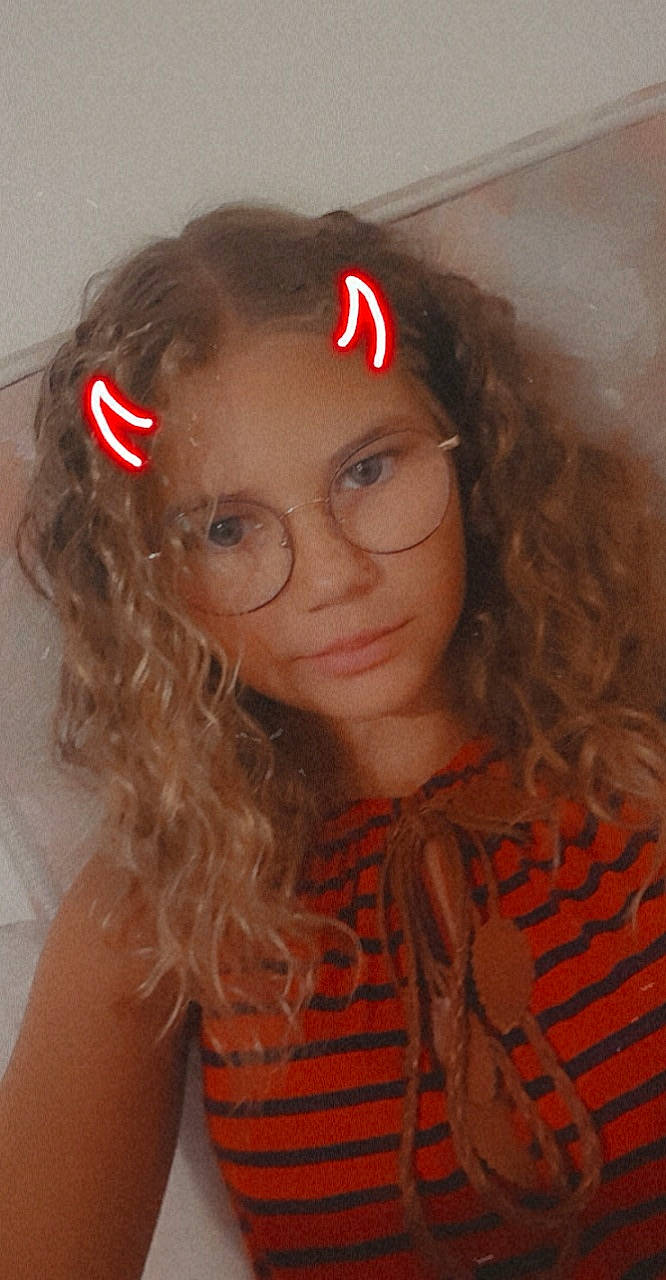 Amély participe au concours pour gagner de l'argent avec cette photo : black_hair, chin, cool, ear, eyebrow, eyelash, eyewear, flash_photography, forehead, glasses, iris, jaw, layered_hair, lip, lipstick, long_hair, neck, nose, person, personal_protective_equipment