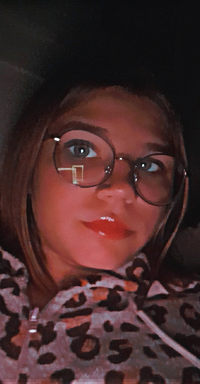 Amély participe au concours pour gagner de l'argent avec cette photo : bangs, black_hair, brown_hair, cheek, chin, eye, eyebrow, eyelash, eyewear, flash_photography, glasses, iris, jaw, lip, mouth, nose, person, selfie, skin, smile