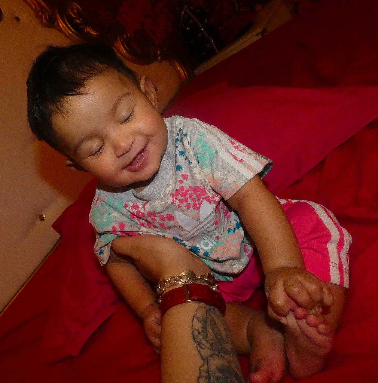 Kelsy a rejoint le concours — aidez-le/la à gagner de superbes lots ! abdomen, arm, cheek, child, ear, eye, finger, flesh, fun, hand, leg, mouth, person, sitting, skin, smile, thigh, toddler, trunk