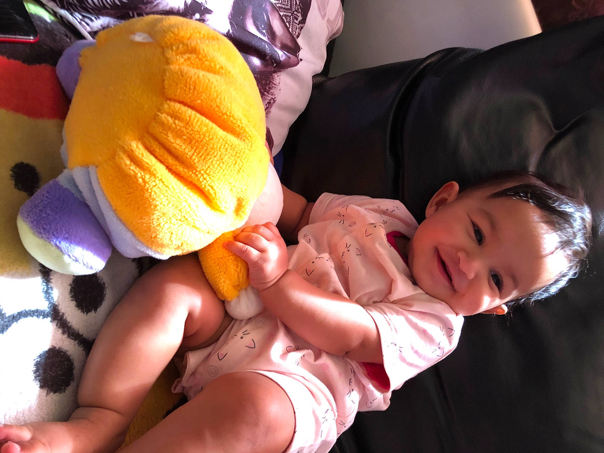 Kelsy a rejoint le concours — aidez-le/la à gagner de superbes lots ! baby, child, finger, hand, lap, leg, mouth, person, thigh, thumb, toddler, yellow