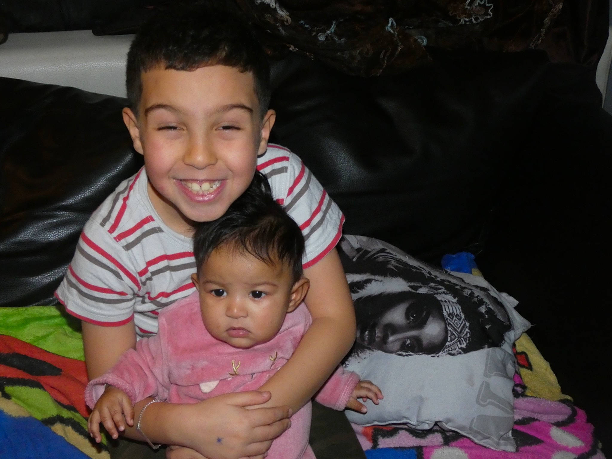 Saïf a rejoint le concours — aidez-le/la à gagner de superbes lots ! baby, child, eye, family, fun, happy, iris, joy, people, person, sibling, sitting, skin, smile, toddler, vacation