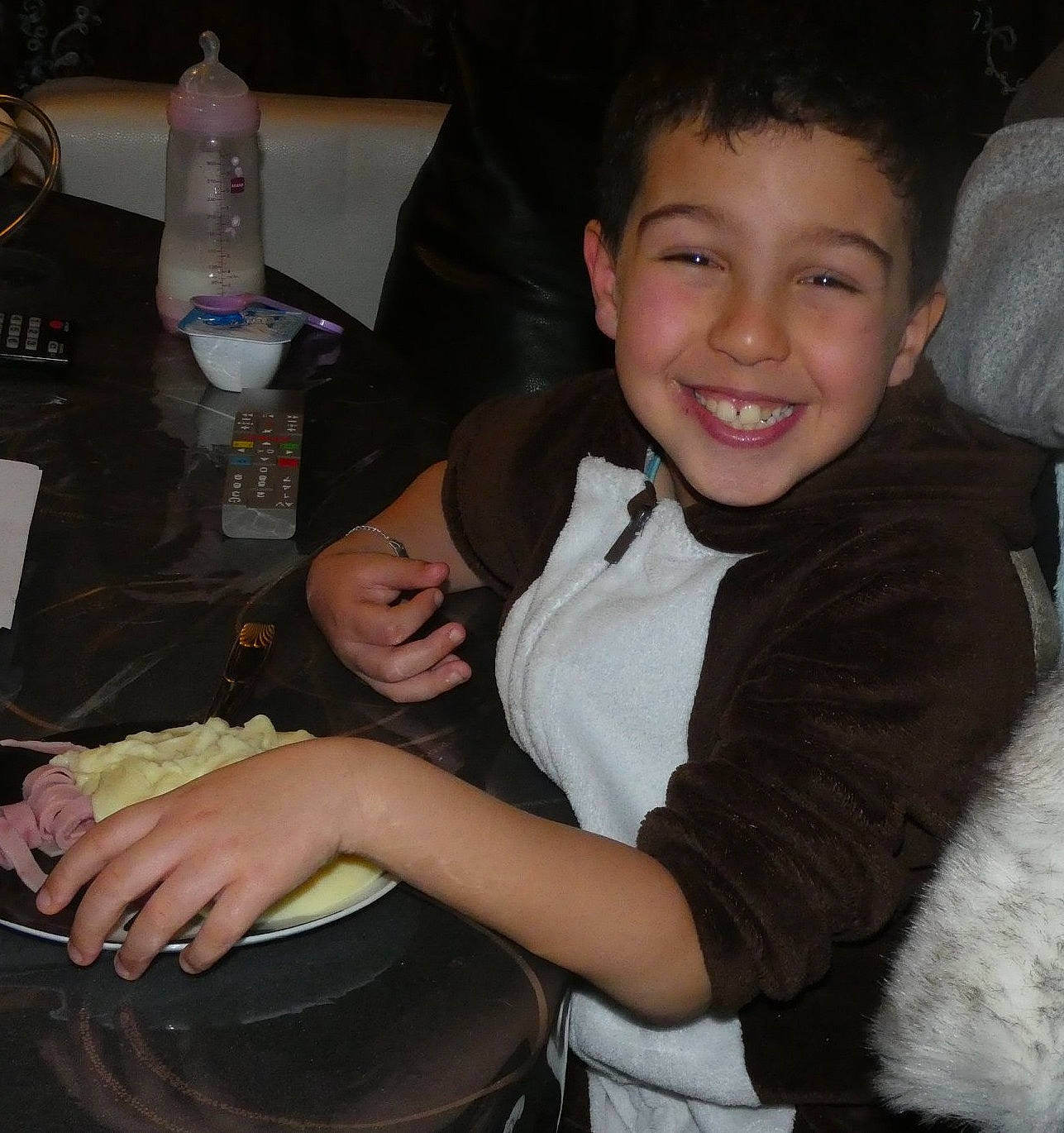 Saïf a rejoint le concours — aidez-le/la à gagner de superbes lots ! arm, child, comfort_food, finger, fun, hand, joy, organ, person, smile, thumb