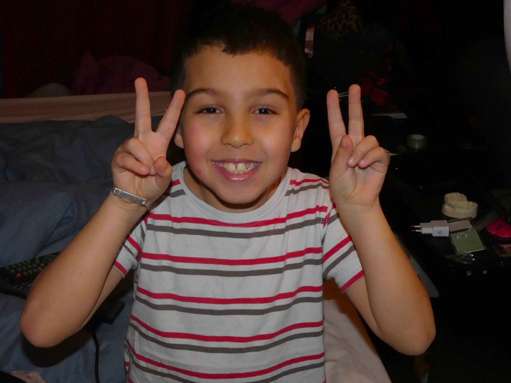 Saïf a rejoint le concours — aidez-le/la à gagner de superbes lots ! cheek, child, ear, face, finger, forehead, fun, gesture, hand, jaw, joy, person, sign_language, smile, thumb, v_sign