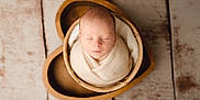éthan participe au concours pour gagner de l'argent avec cette photo : baby, basket, blanket, cozy, cute, heart_shaped, homedecor, infant, natural_light, newborn, peaceful, portrait, sleeping, soft_lighting, stillness, swaddled, top_view, warm_tones, wooden_floor, wrapped