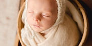 éthan a rejoint le concours — aidez-le/la à gagner de superbes lots ! newborn, baby, sleeping, basket, blanket, hat, bear_ears, cozy, wrapped, infant, cute, soft, warm, portrait, indoors, head, peaceful, closeup, child, resting