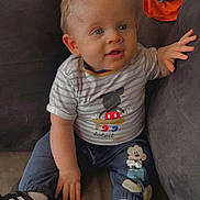 Manoë participe au concours pour gagner de l'argent avec cette photo : baby, clothing, couch, cushion, face, footwear, furniture, head, homedecor, jeans, pants, person, photography, portrait, runningshoe, shoe, shorts, sitting, sneaker, t_shirt