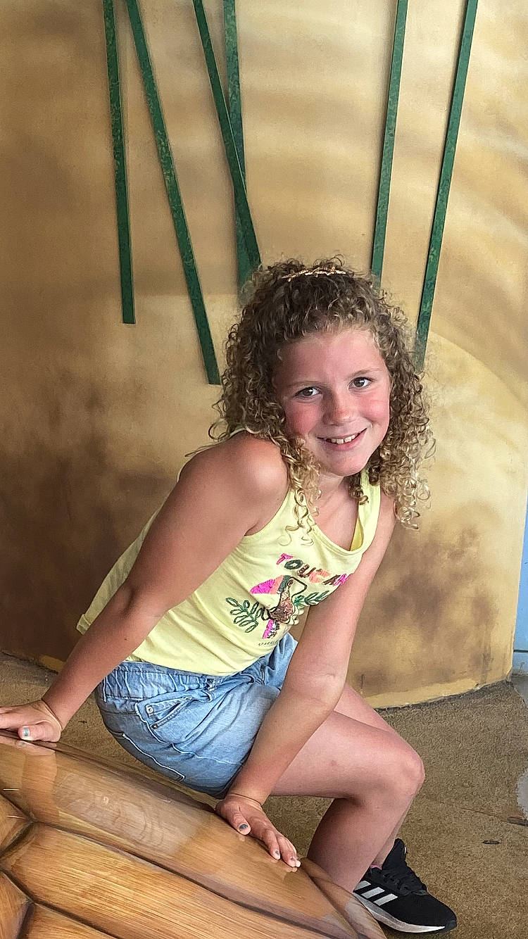 Lola a rejoint le concours — aidez-le/la à gagner de superbes lots ! barefoot, blond, child, event, facial_expression, flash_photography, fun, grass, happy, human_leg, jean_short, joy, leisure, organ, people_in_nature, person, recreation, smile, summer, swing