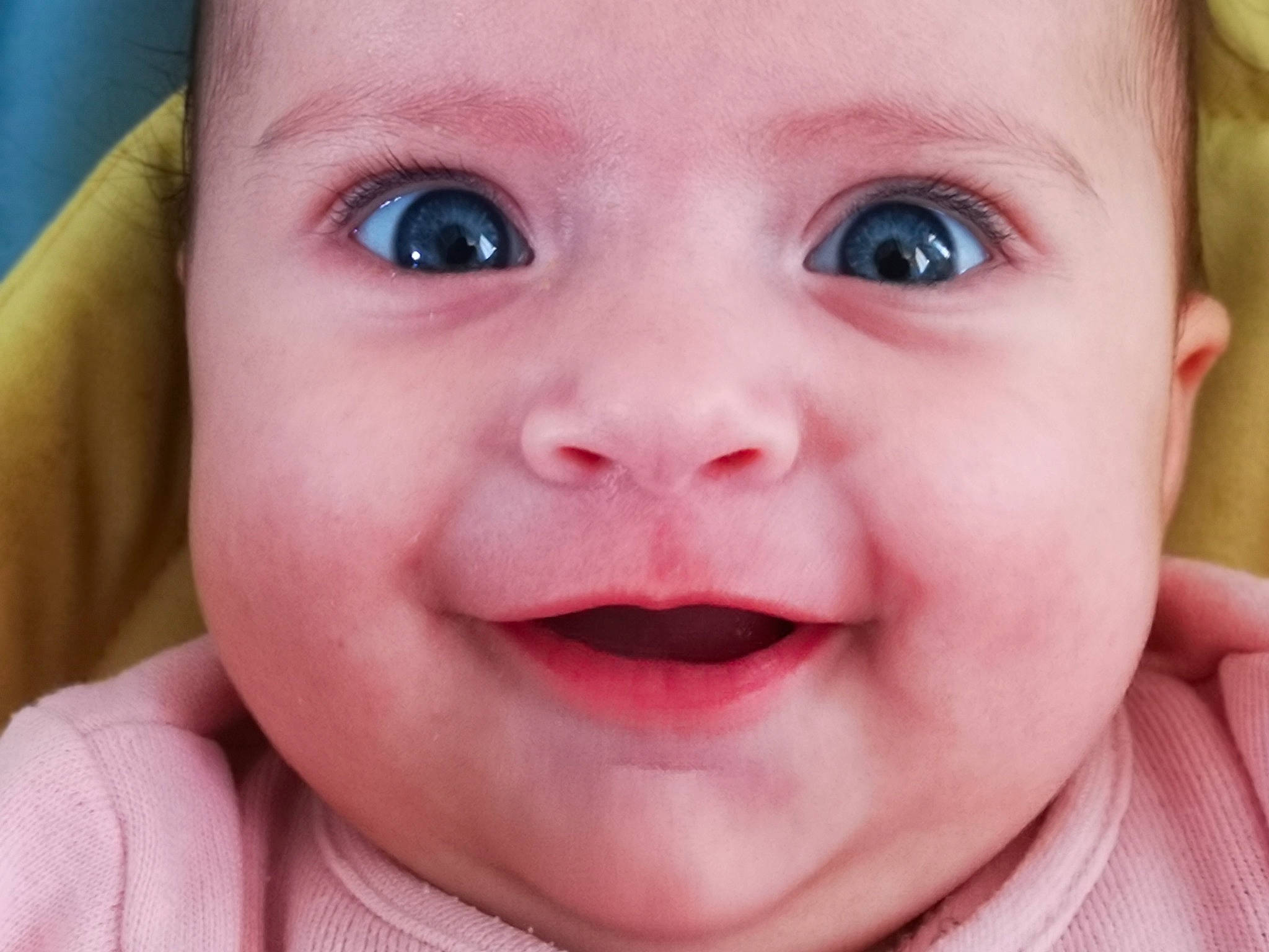 Mya participe au concours pour gagner de l'argent avec cette photo : baby, baby_making_funny_faces, cheek, child, chin, close_up, eye, eyebrow, face, facial_expression, forehead, head, iris, lip, mouth, nose, organ, person, skin, smile