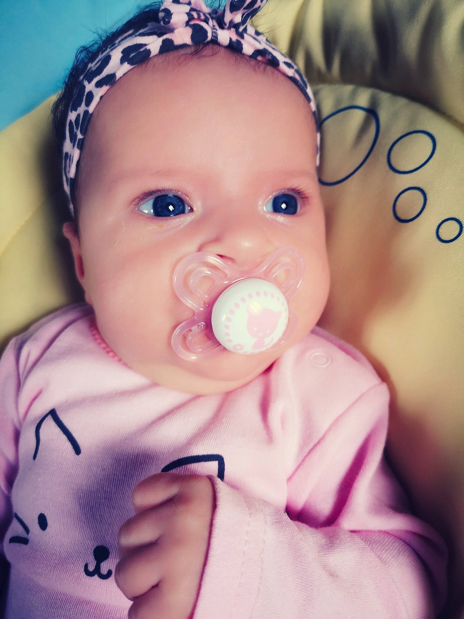 Mya participe au concours pour gagner de l'argent avec cette photo : baby, baby_making_funny_faces, baby_products, cheek, child, eye, face, finger, hair_accessory, head, headgear, lip, mouth, nose, person, pink, skin, smile, toddler
