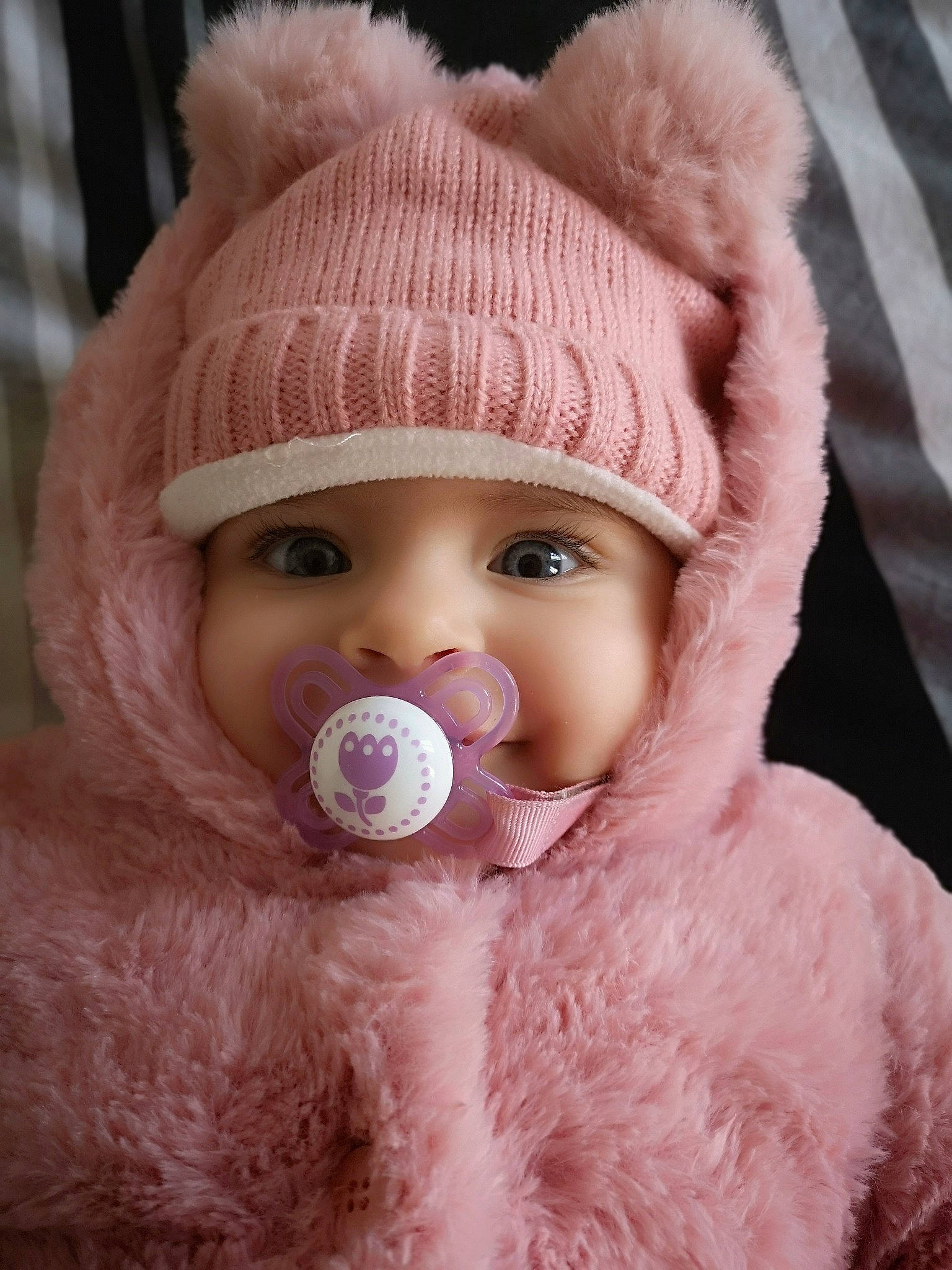 Mya a rejoint le concours — aidez-le/la à gagner de superbes lots ! baby, beanie, bonnet, cap, cheek, child, clothing, fur, fur_clothing, hat, headgear, headwear, joy, knit_cap, nose, person, pink, skin, toddler, wool