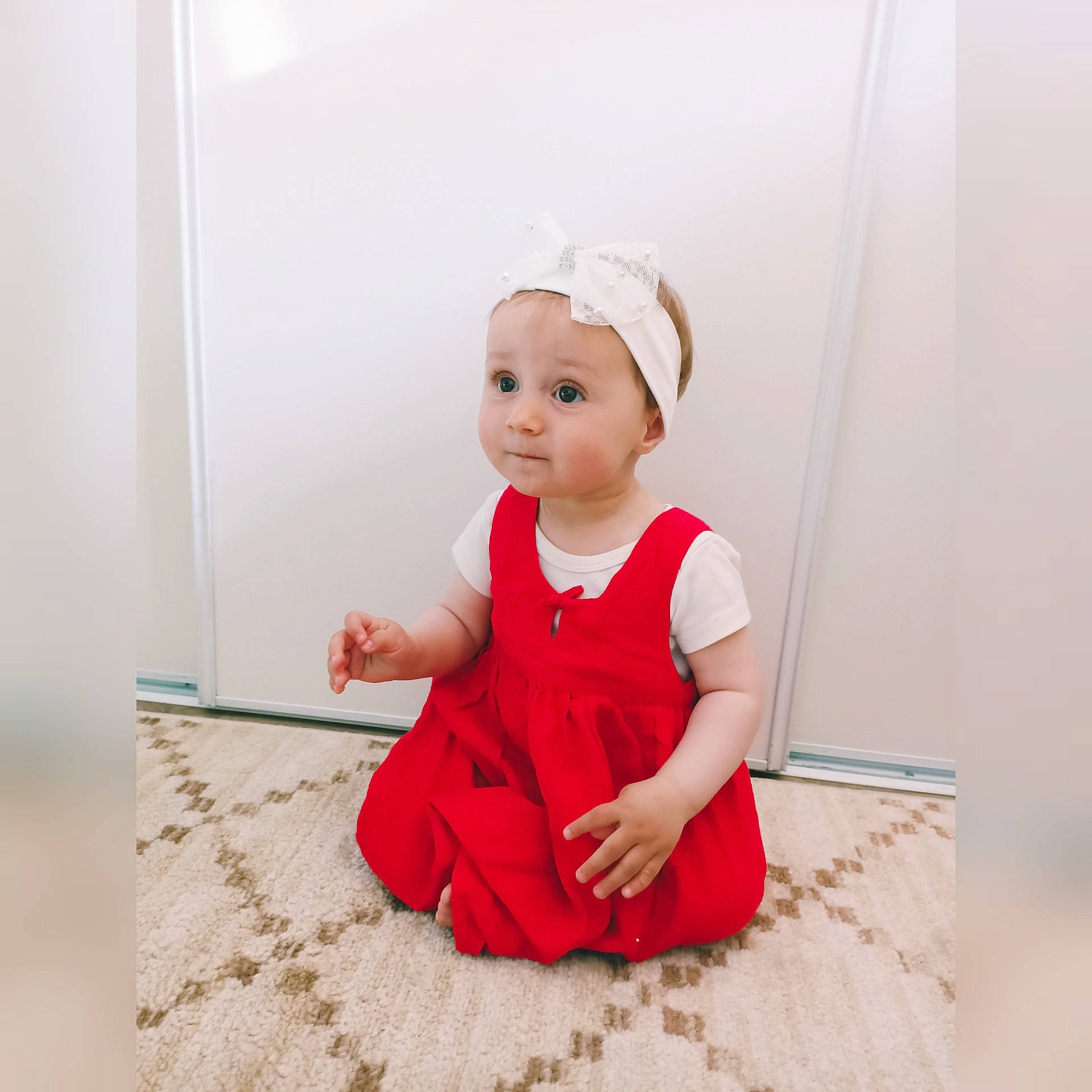 Emilia participe au concours pour gagner de l'argent avec cette photo : baby, baby_toddler_clothing, child, costume, day_dress, embellishment, face, flash_photography, flooring, fun, happy, headwear, magenta, pattern, peach, person, portrait_photography, room, sitting, sleeve