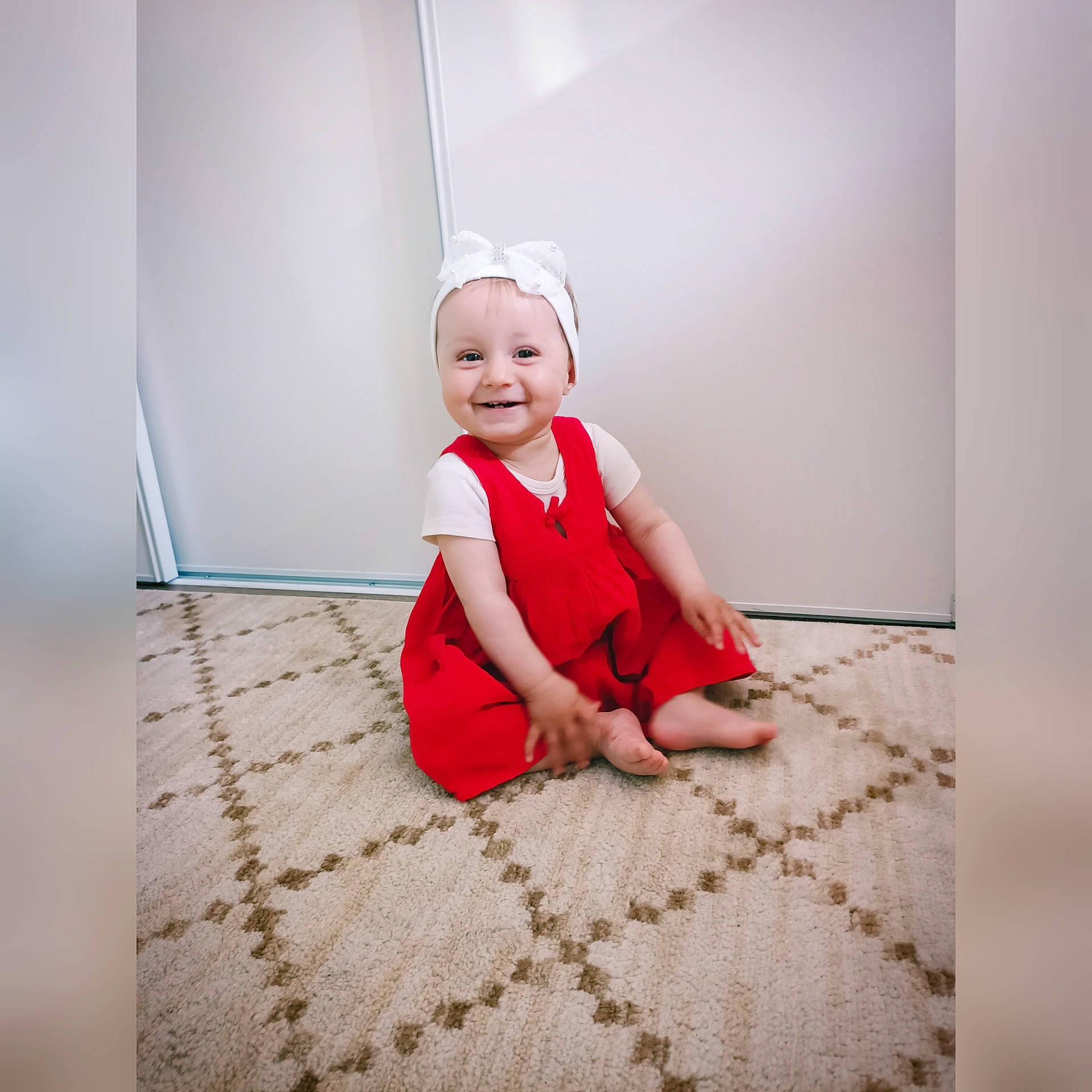 Emilia participe au concours pour gagner de l'argent avec cette photo : baby, baby_toddler_clothing, child, comfort, dress, flash_photography, flooring, fun, happy, human_body, joy, magenta, pattern, person, picture_frame, rectangle, room, sleeve, smile, t_shirt
