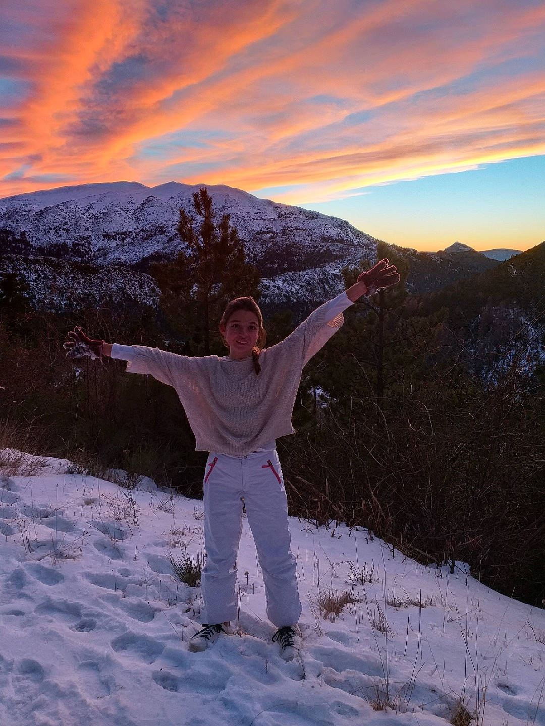 Zoé participe au concours pour gagner de l'argent avec cette photo : cloud, ecoregion, flash_photography, freezing, geological_phenomenon, gesture, glacial_landform, happy, highland, joy, landscape, mountain, mountainous_landforms, people_in_nature, person, sky, slope, smile, snow, sunlight