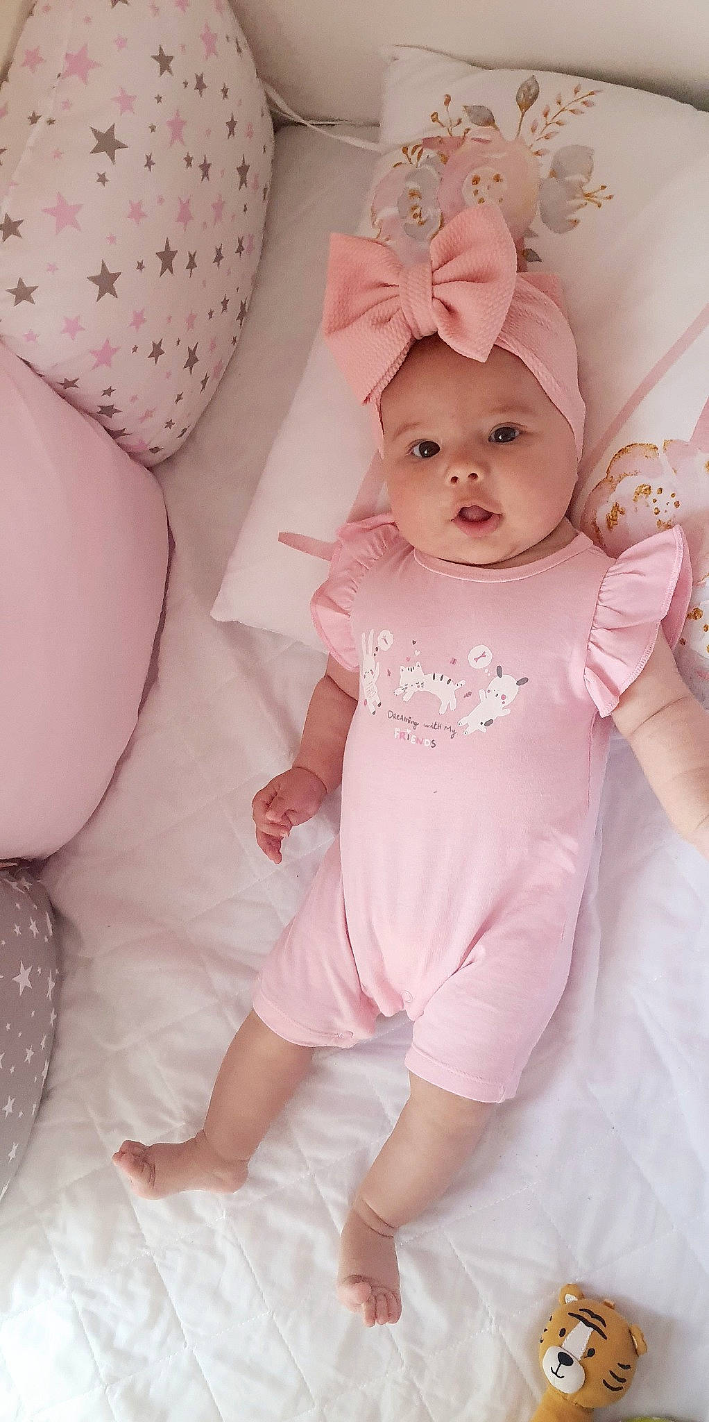 Melina participe au concours pour gagner de l'argent avec cette photo : baby, baby_toddler_clothing, cheek, comfort, dress, embellishment, finger, happy, headgear, headwear, iris, magenta, pattern, peach, person, petal, pink, purple, skin, sleeve