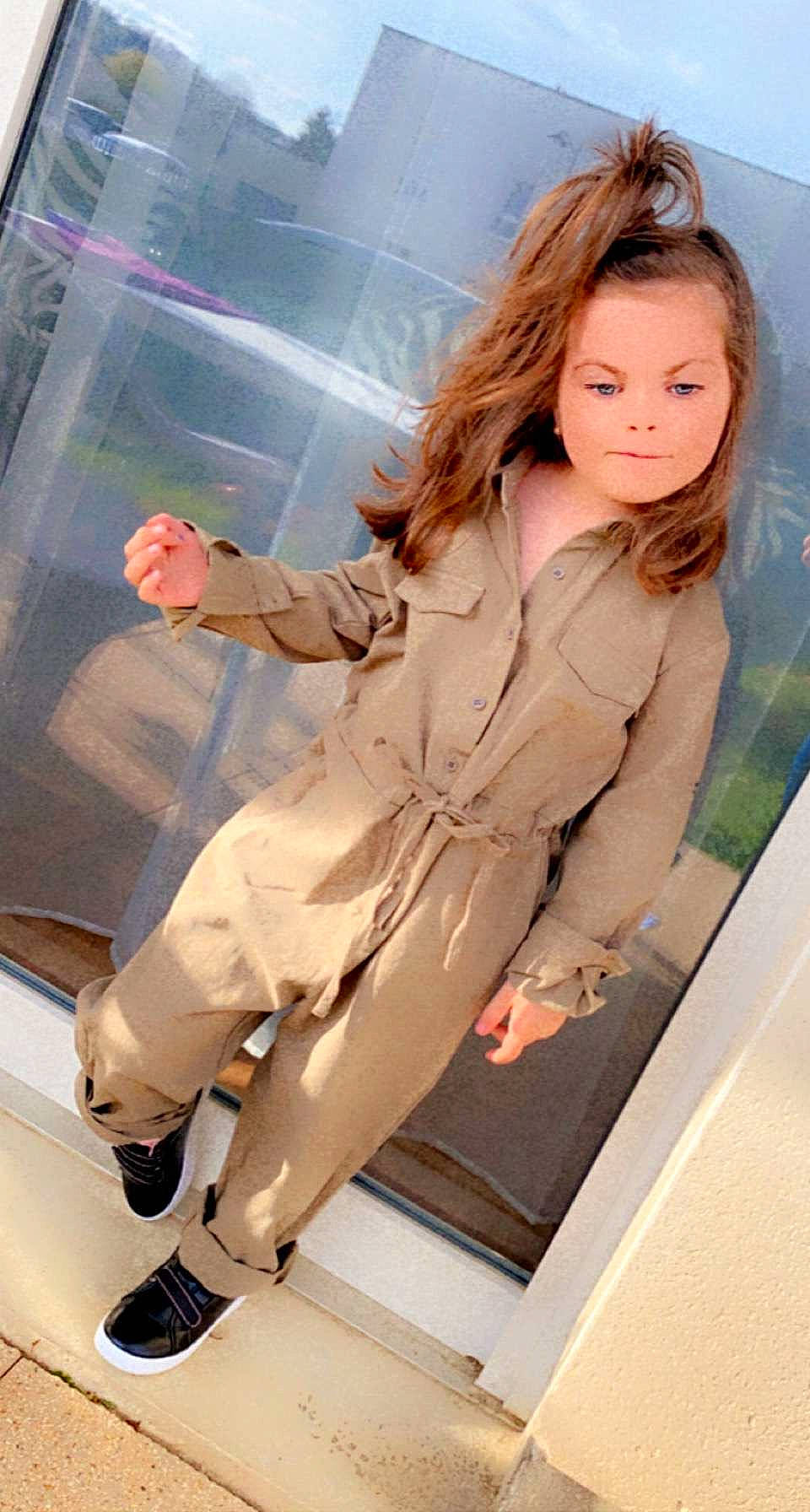 Nélya a rejoint le concours — aidez-le/la à gagner de superbes lots ! belt, blazer, brown_hair, denim, fashion, fashion_design, fashion_model, gesture, hairstyle, human_leg, joint, knee, lip, outerwear, person, shoulder, sleeve, standing, street_fashion, thigh