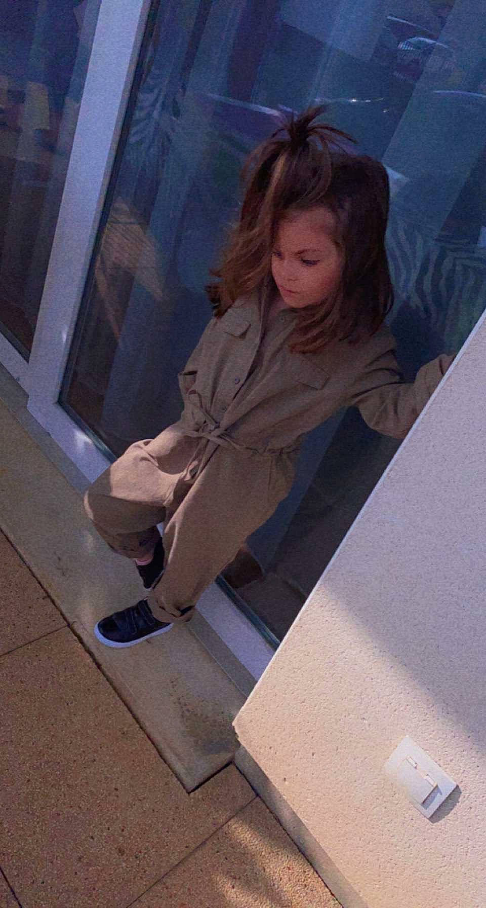 Nélya a rejoint le concours — aidez-le/la à gagner de superbes lots ! boot, brown_hair, comfort, denim, flooring, foot, fun, fur, human_leg, jacket, knee, leg, person, room, sitting, stairs, standing, street_fashion, thigh, vehicle_door